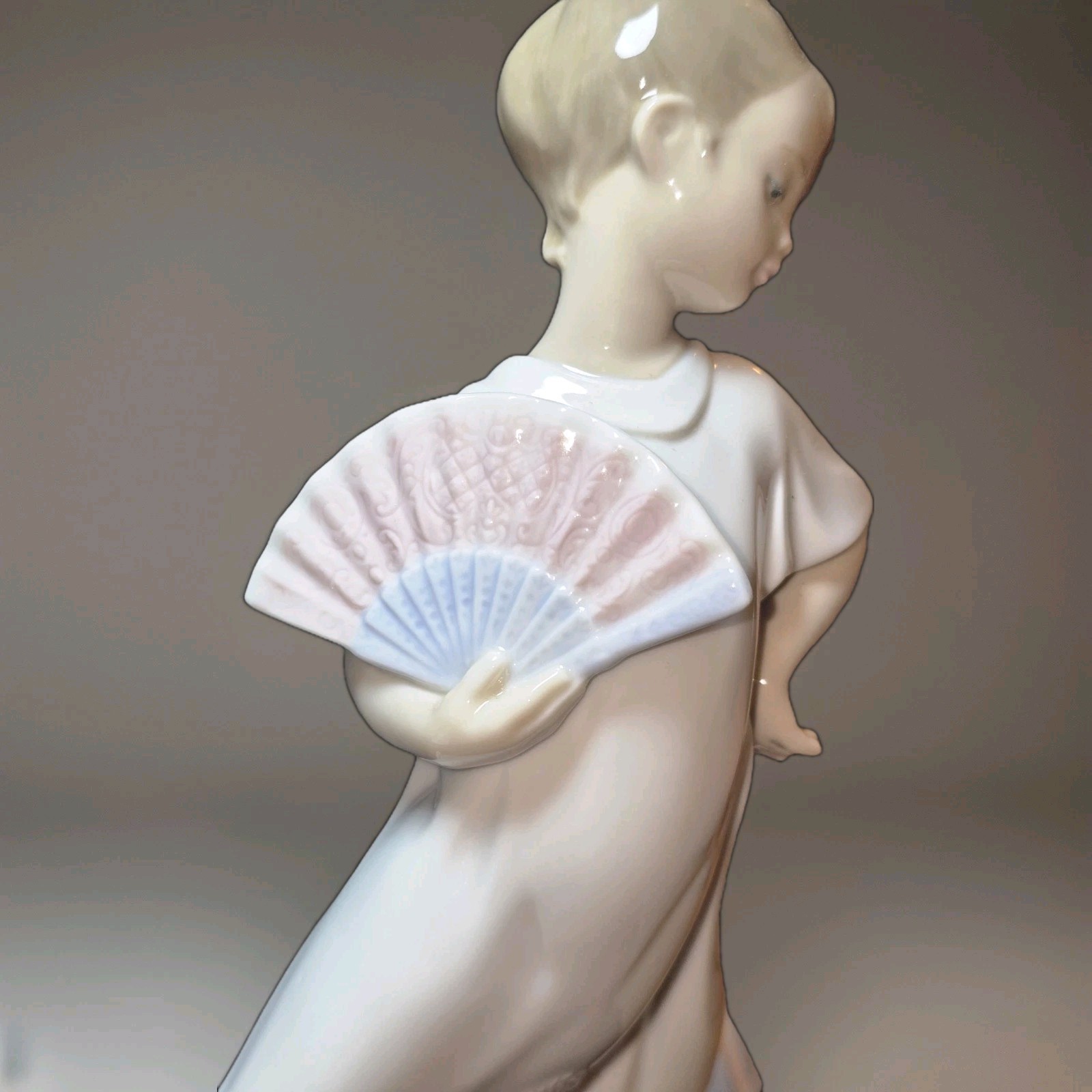 RARE NAO Daisa Spain I’m Pretty Young Girl With Fan RETIRED 2003 Figurine #1455