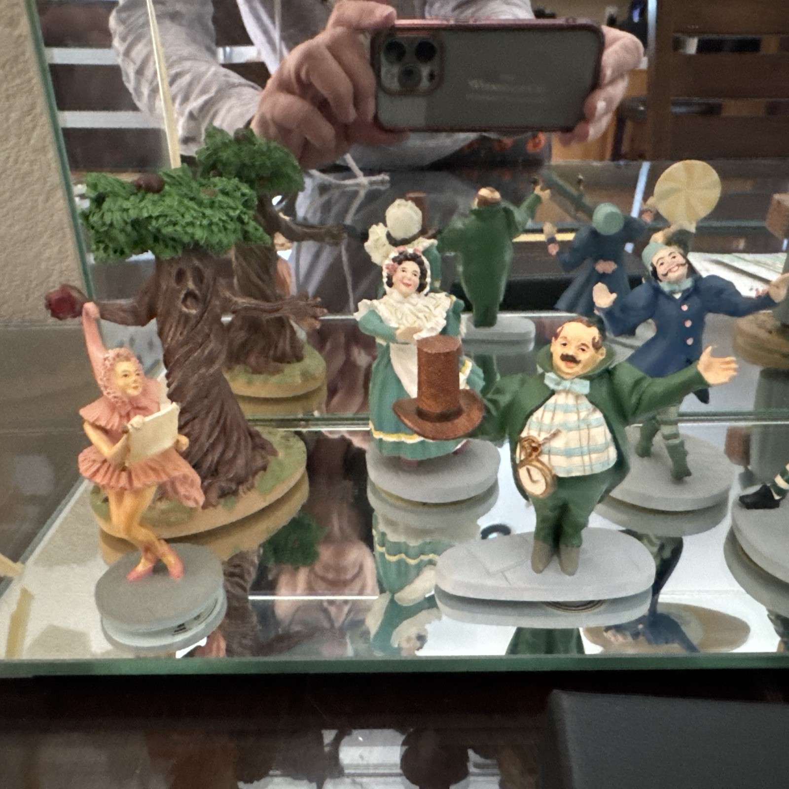 Franklin Mint Wizard of OZ Set of 20 Figurines Handmade glass case, 20 Booklets