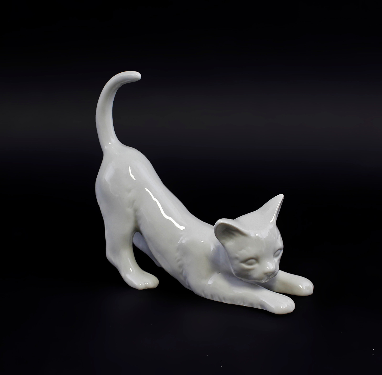 9942677-ds Porcelain Figure Stretching Cat White wagner&apel 5 1/8x2x4 11/16in