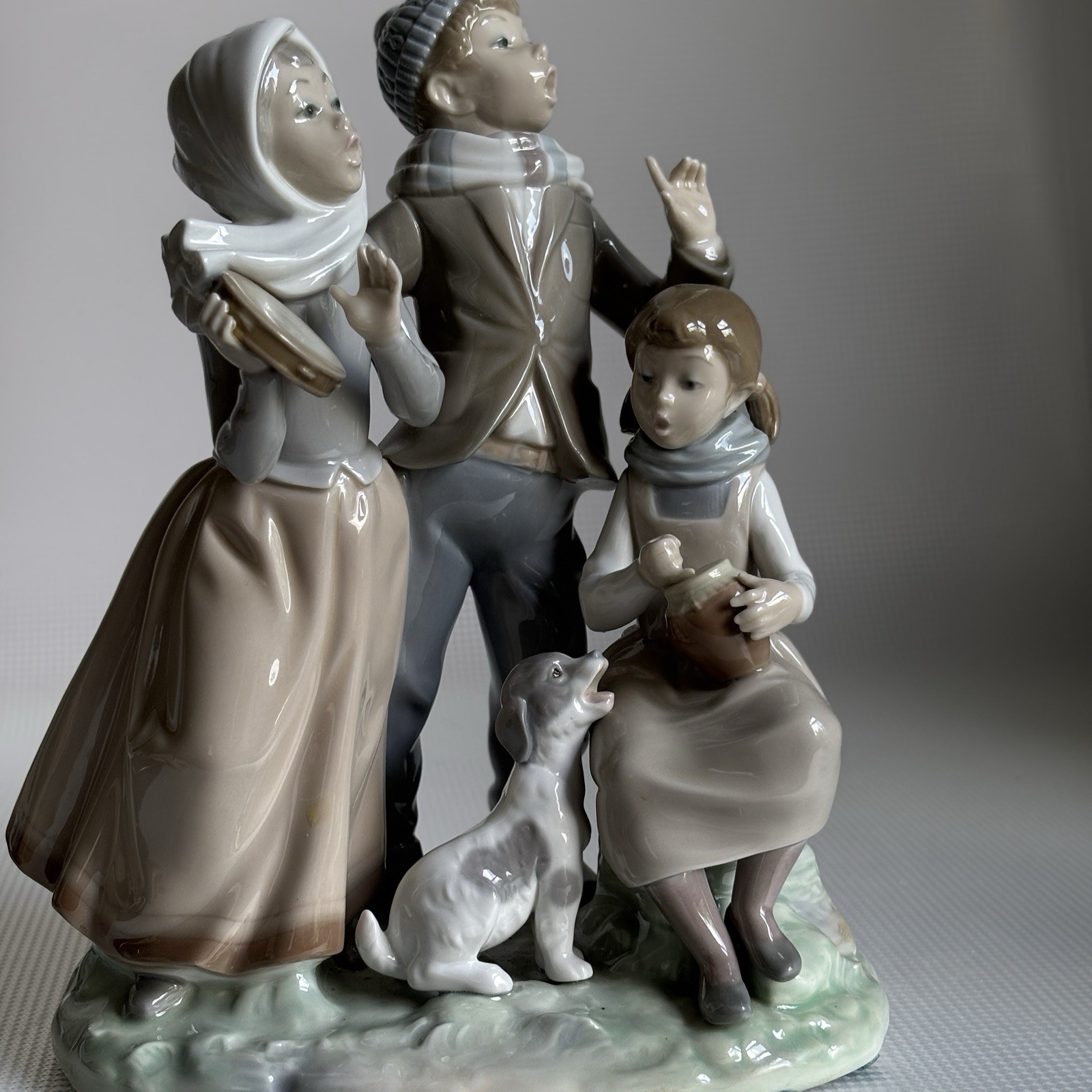 Lladro Spain Christmas Carol Porcelain Figurine w Dog Retired Singing AS IS