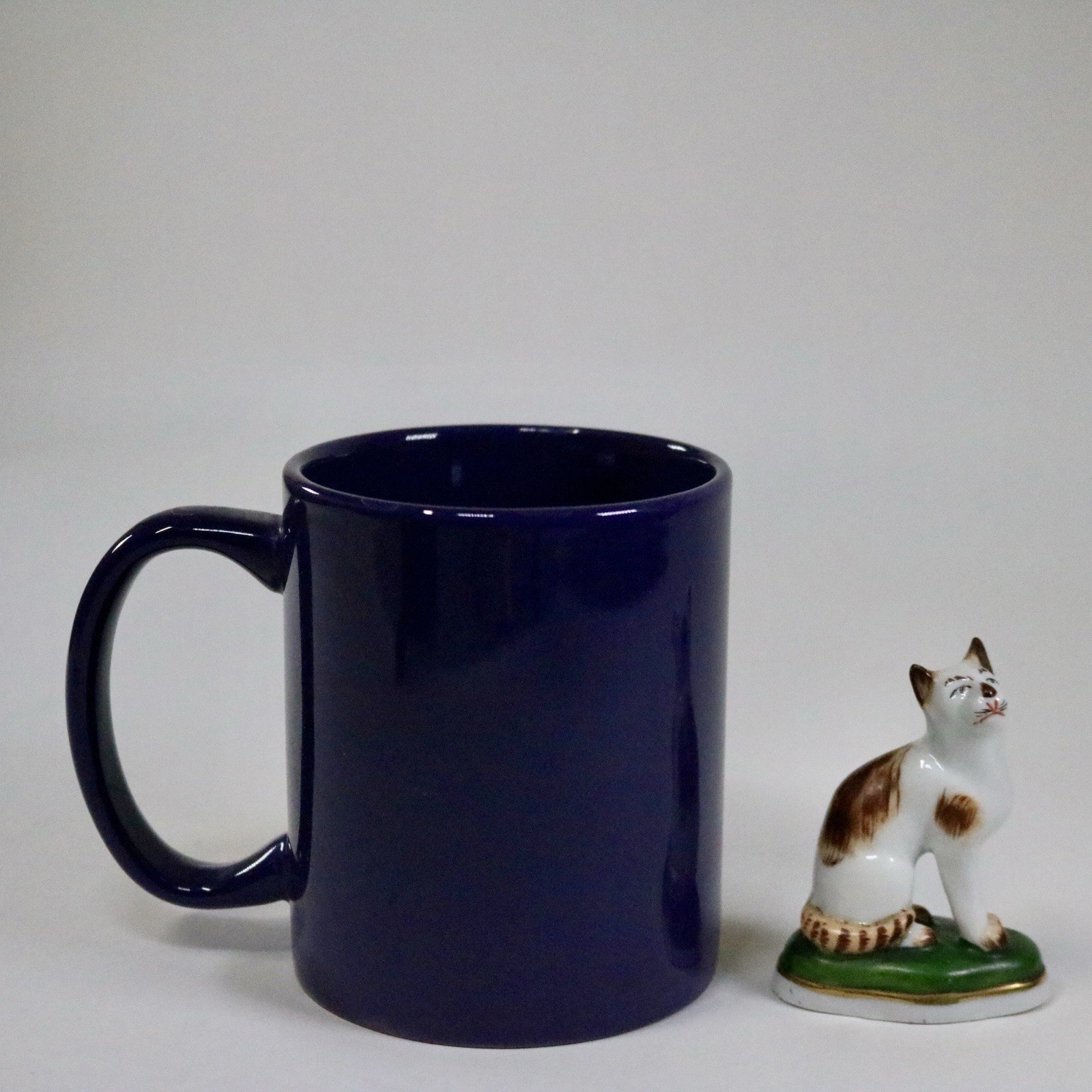 Vtg Chelsea/Staffordshire Style Porcelain Cat Figurine on Green & Gold Plinth