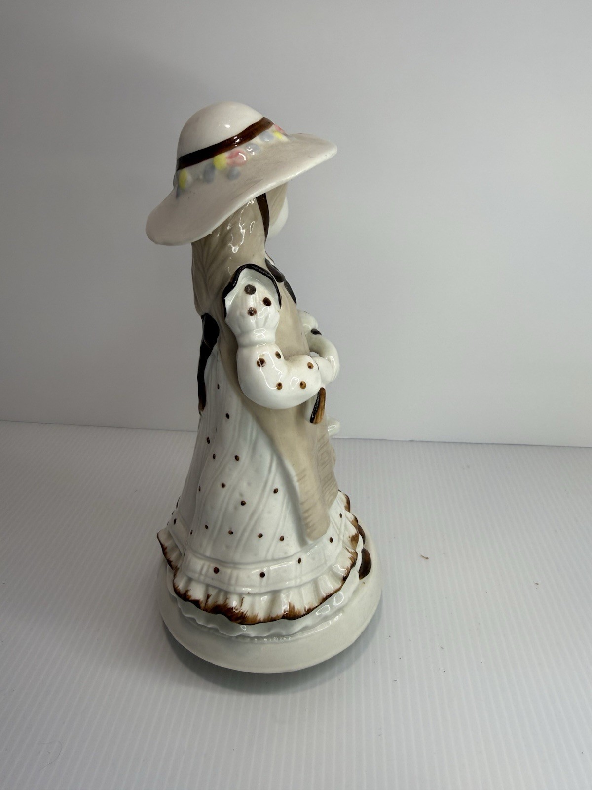 Vintage 1970-1980 Price Products porcelain musical figurine a girl with a lamb