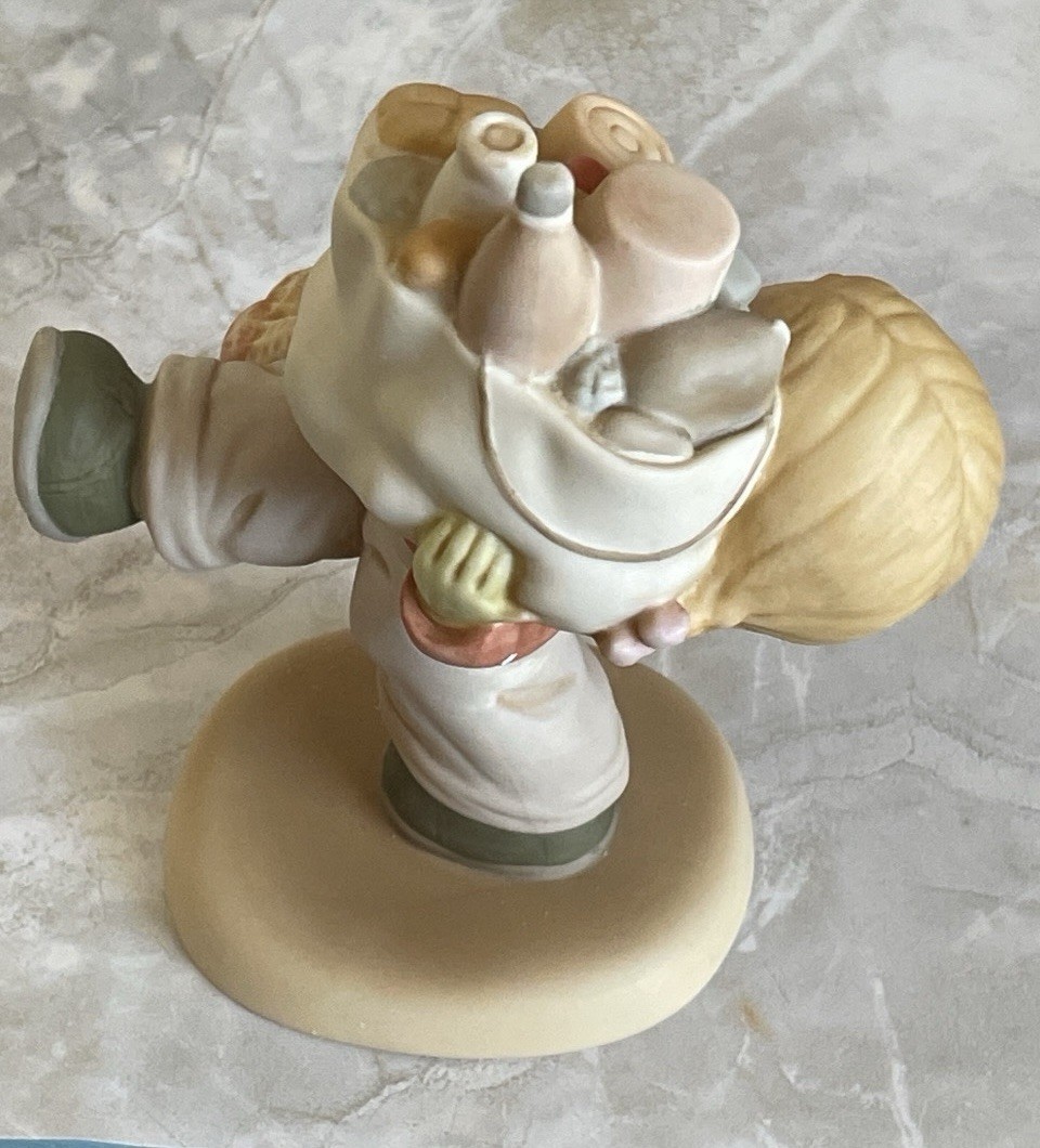 1989 Memories of Yesterday Figurine “Must feed them over Christmas ” #522406