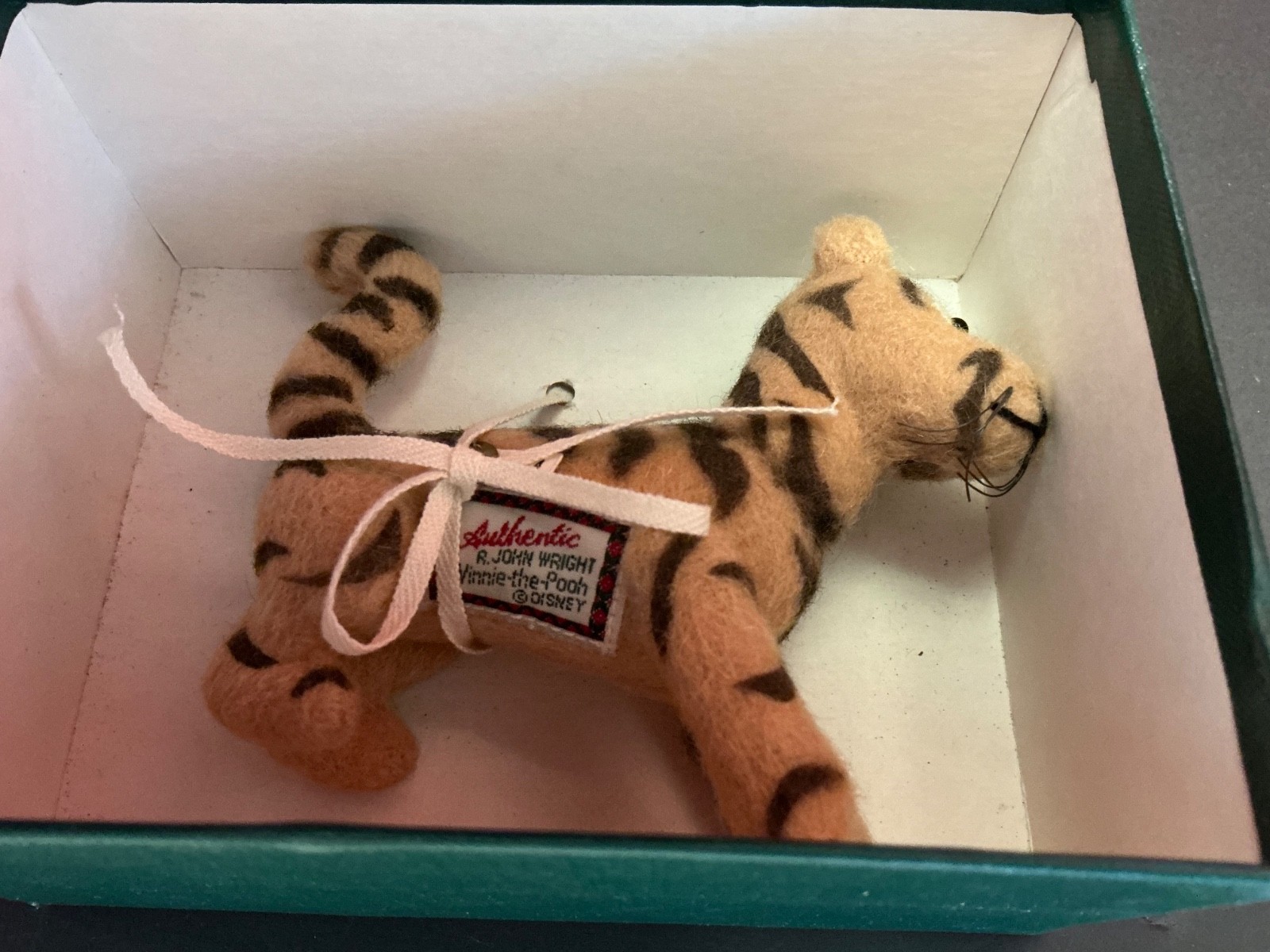 R John Wright #2114/3500 Winnie The Pooh – Pocket Tigger With Box
