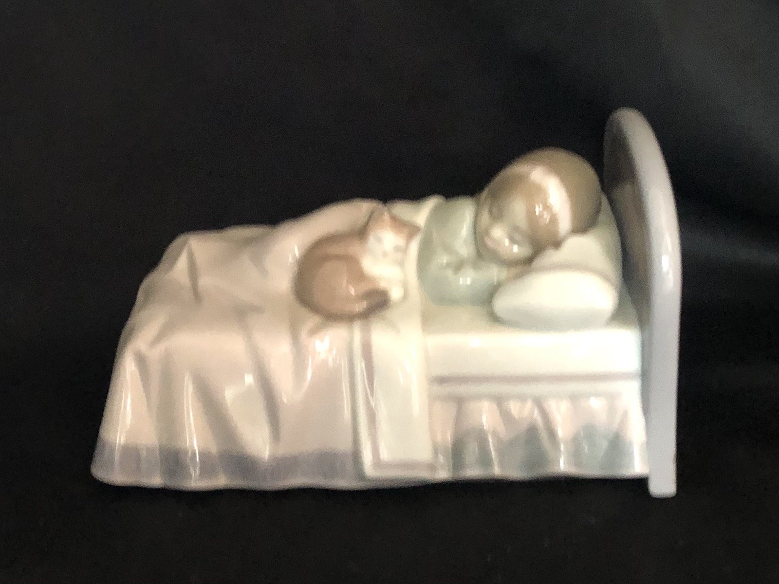 Lladro Figurine Cozy Companions Child And Kitten Cuddled In Bed