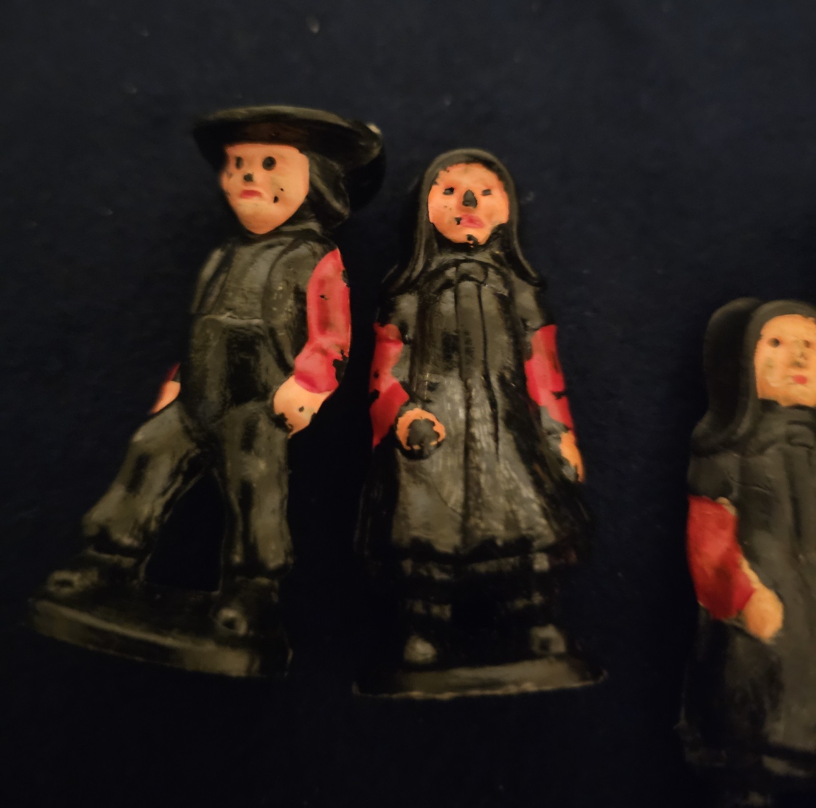 VINTAGE AMISH 2 MEN & 2 WOMEN FIGURES Plastic 2″ Tall HONG KONG 1970’S