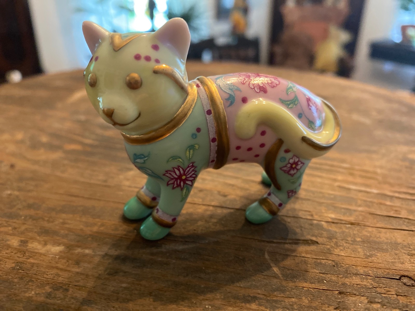 The Franklin Mint Curio Cabinet Cats Famille Rose, Excellent Condition! 2.25″