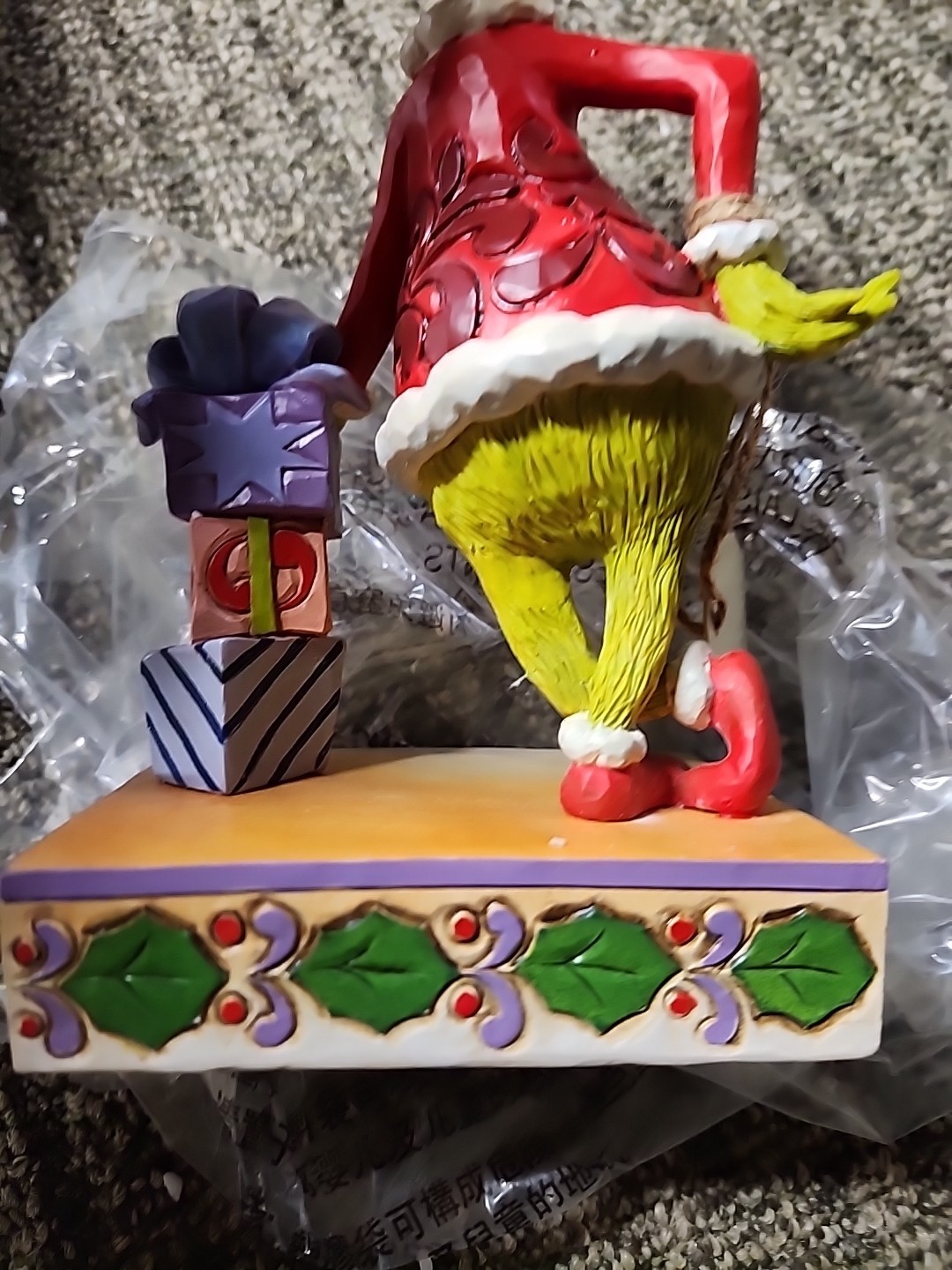 Dr. Seuss The Grinch, Jim Shore, Grinch Leaning On Stacked Gifts, 2024 Figurine
