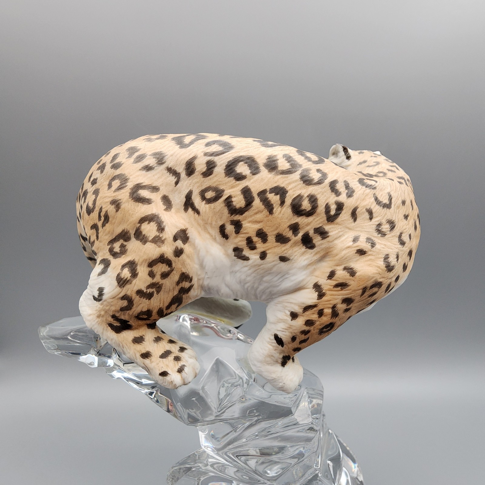 Franklin Mint Porcelain Snow Leopard Cat Figure Sculpture Statue On Crystal