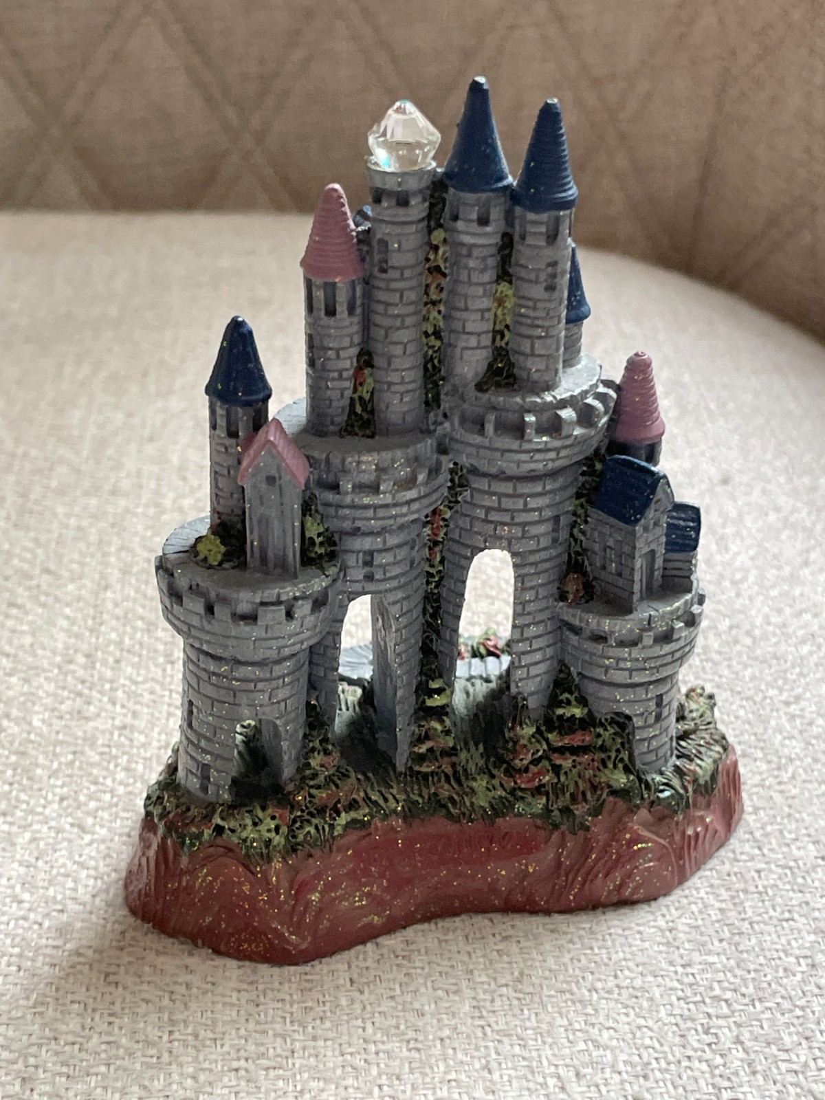 LOT 2 VINTAGE SPOONTIQUES RESIN & CRYSTAL MEDIEVAL CASTLES FIGURE LARGER SIZE JM