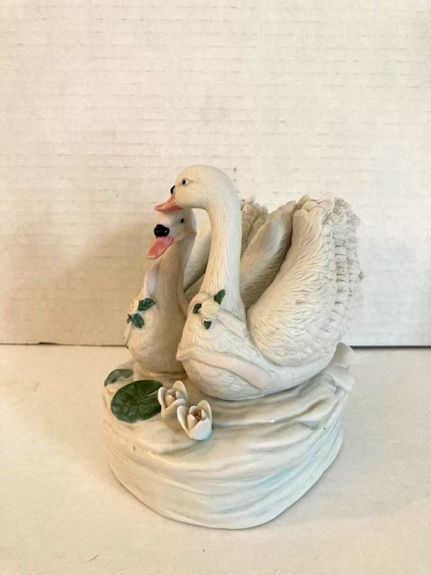 San Francisco Music Box Company Kissing Swans Lake Music Box Working