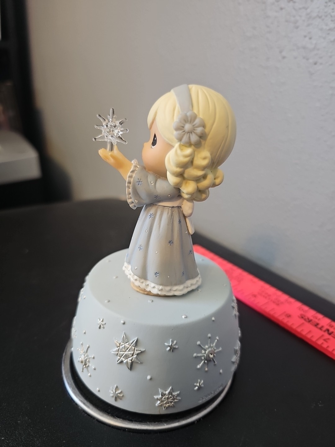 Precious Moments 890010 – 2007 Music Box “Silent Night” Girl E