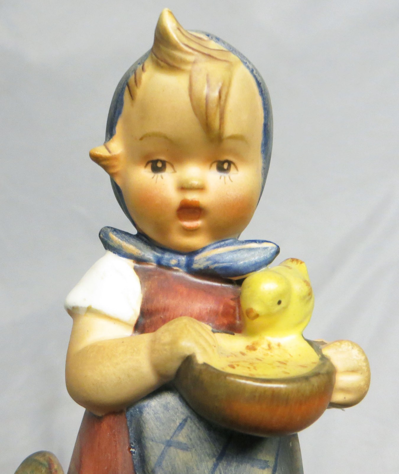 Goebel Hummel #199 “FEEDING TIME” Figurine TMK2 Girl w/Chickens 5.5″ Tall