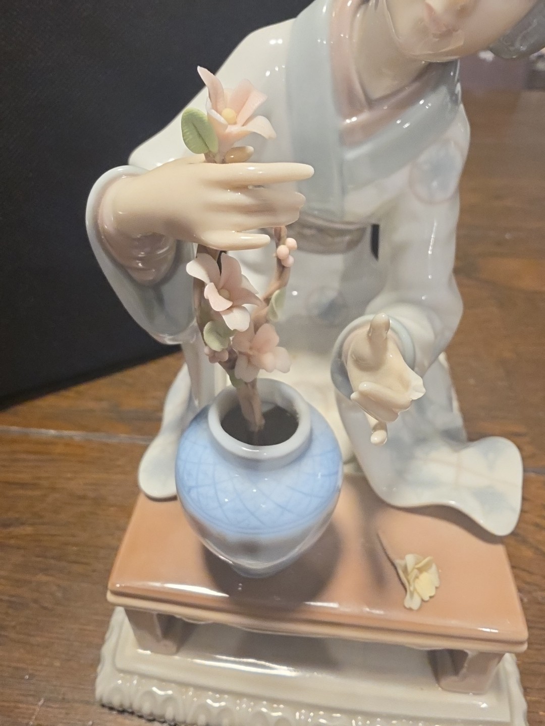 Lladro Geisha Japanese Flower Arranger #4840 Glossy missing finger, stem, petal