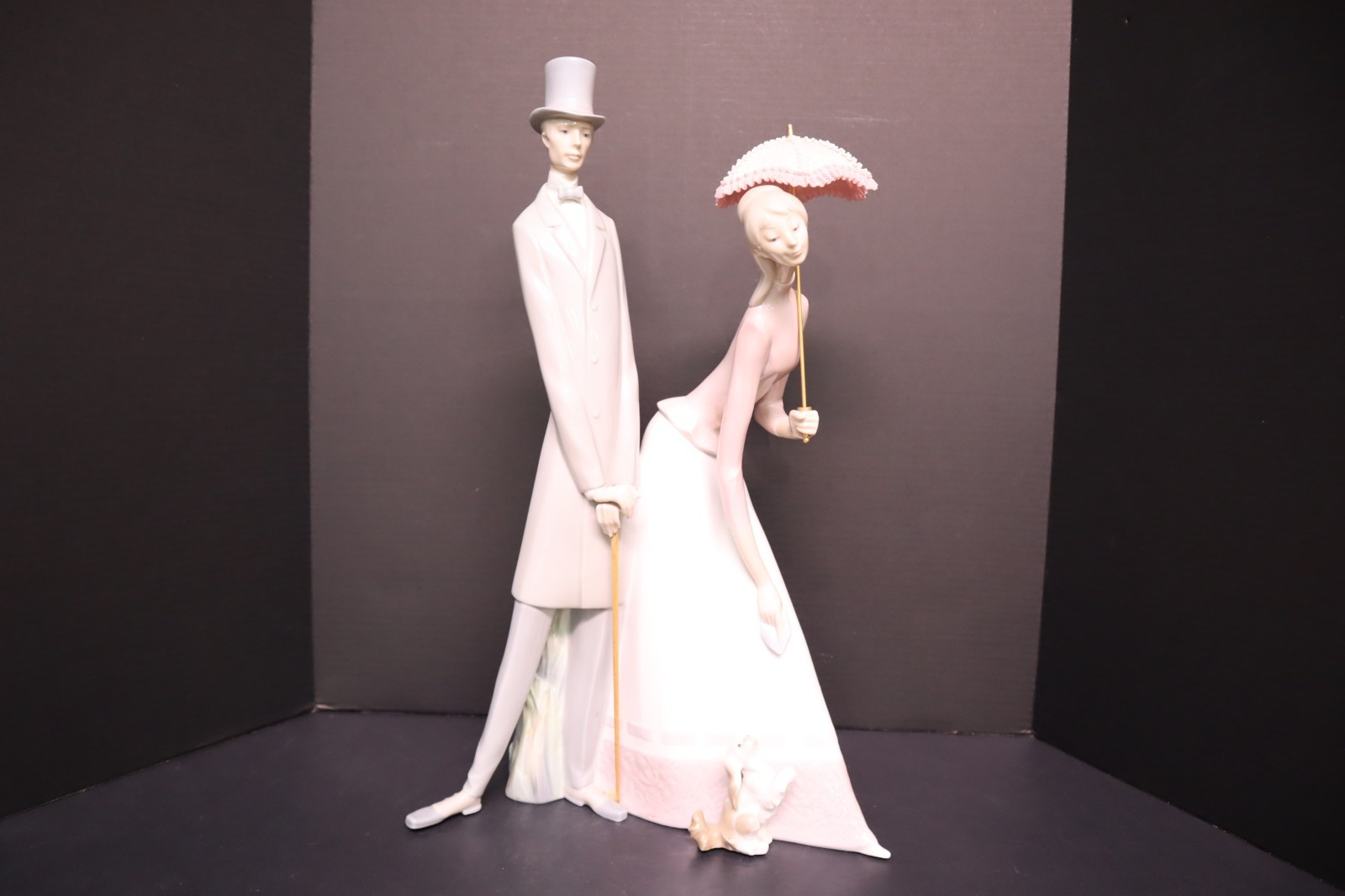 Lladro Spain 4563 Lovers Couple w/ Puppy & Parasol Umbrella LARGE 20″ Figurine