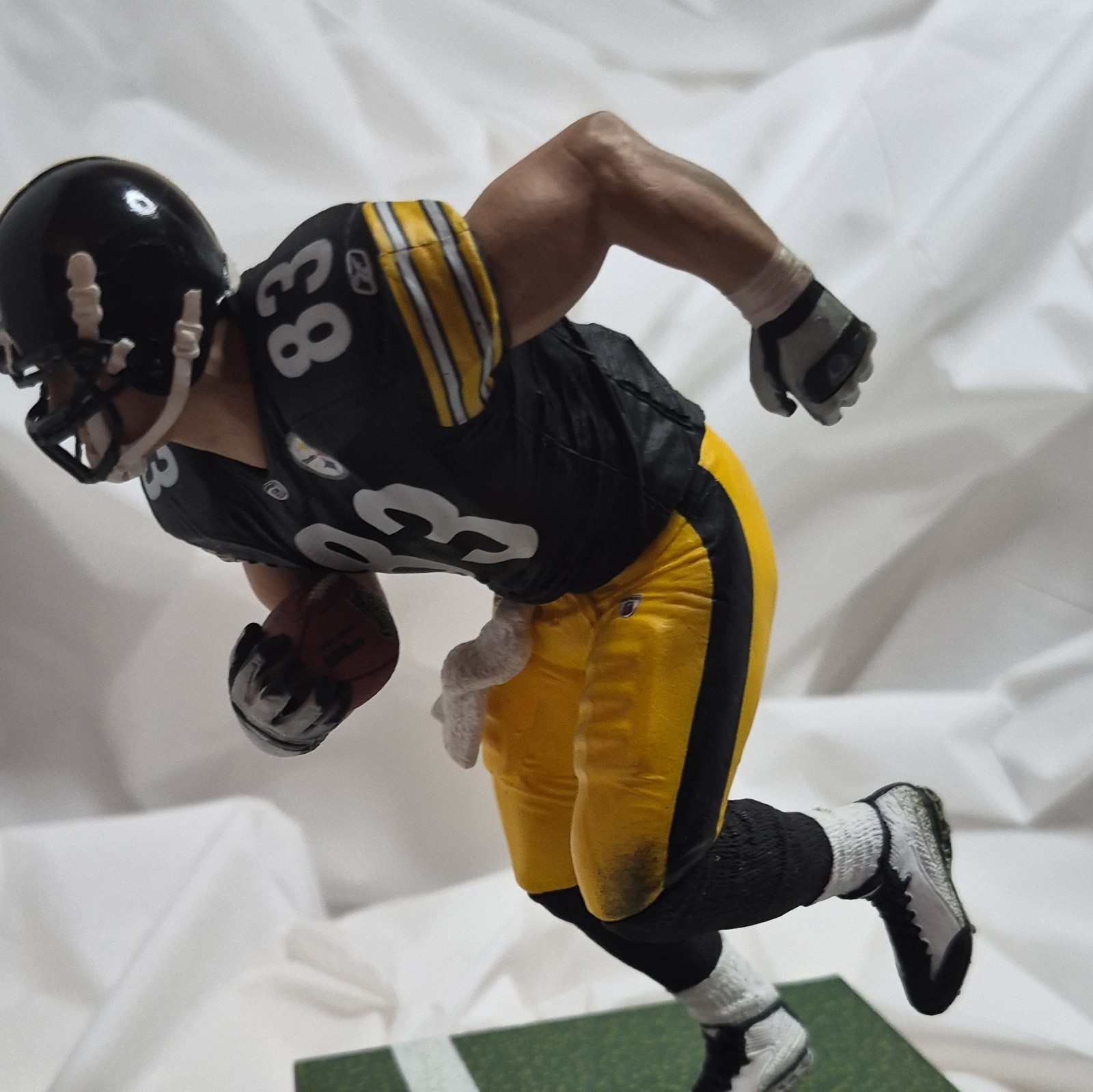 Pittsburgh Steelers Heath Miller #83 Resin Football Figurine w/ Base 3D Effect