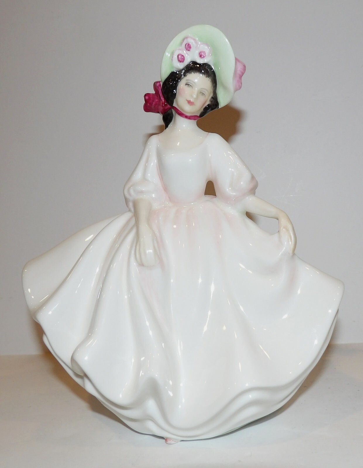 BEAUTIFUL ROYAL DOULTON ENGLAND HN2698 SUNDAY BEST 7 5/8″ LADY FIGURINE