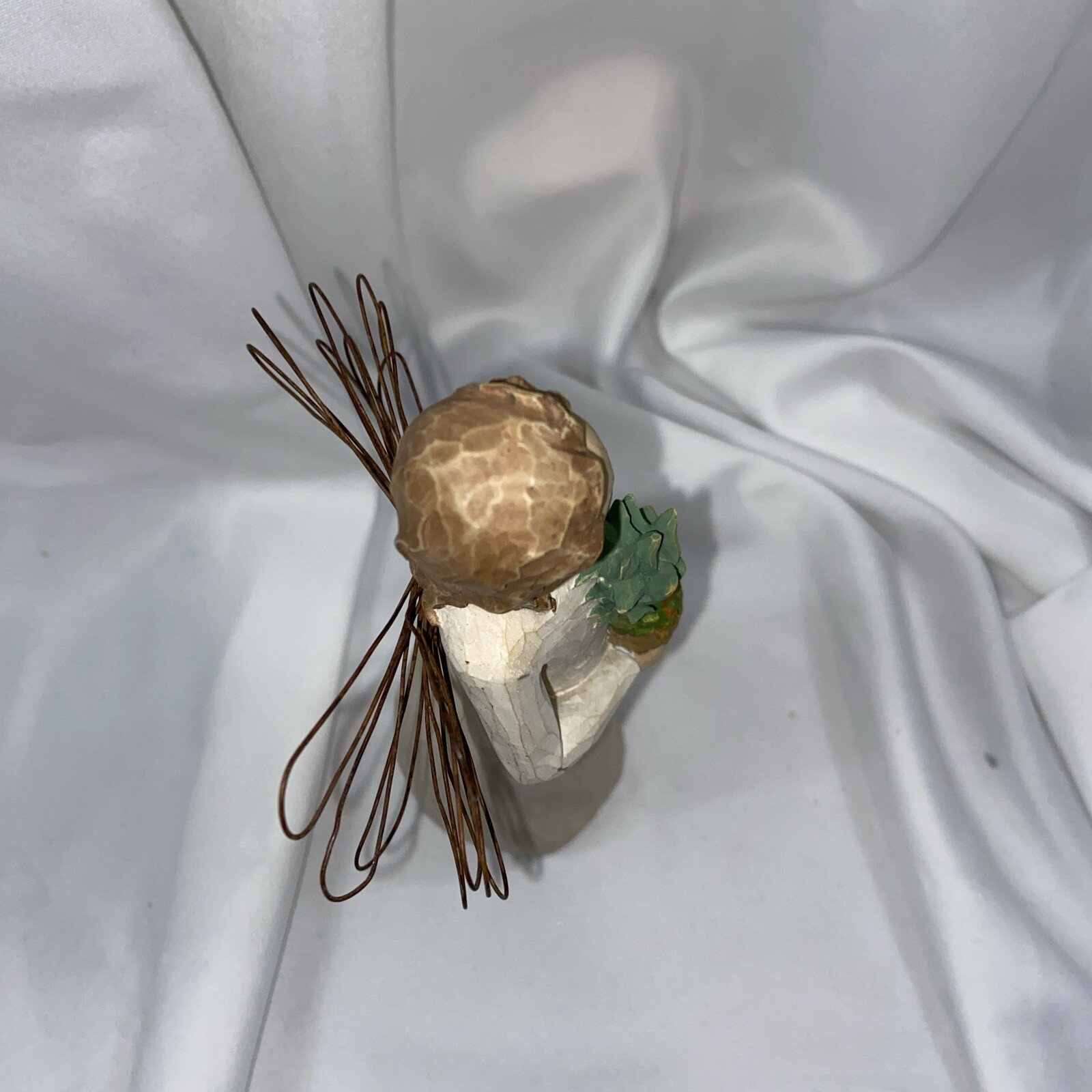 Willow Tree Welcoming Angel Holding Pineapple Susan Lordi 2002 8 1/4” Tall