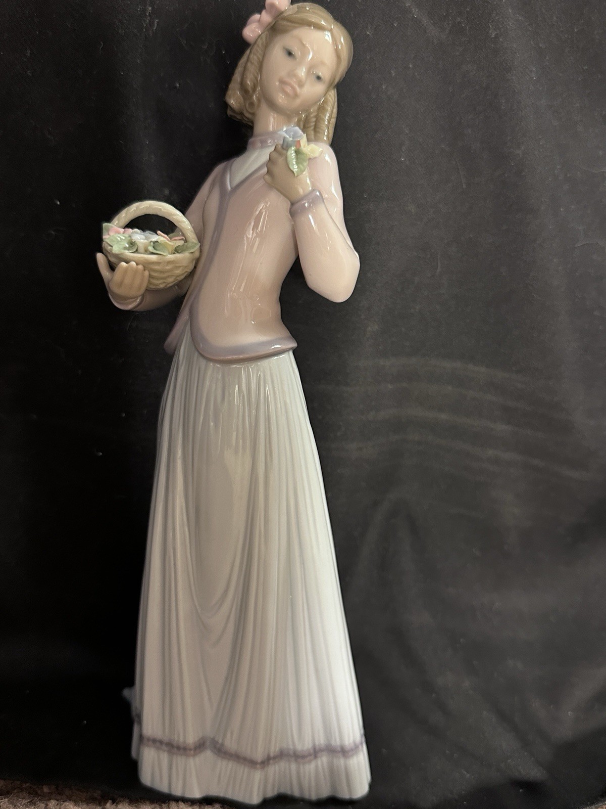 Lladro 7644 INNOCENCE IN BLOOM Porcelain Figurine 9 3/4” Original Box