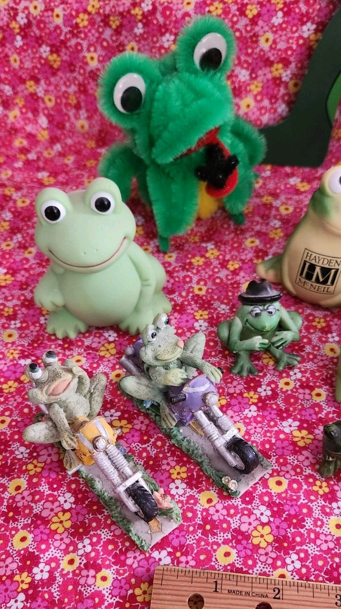 Collection 19 Green Frog Amphibian Figures Vintage & Modern Froggies Frogs