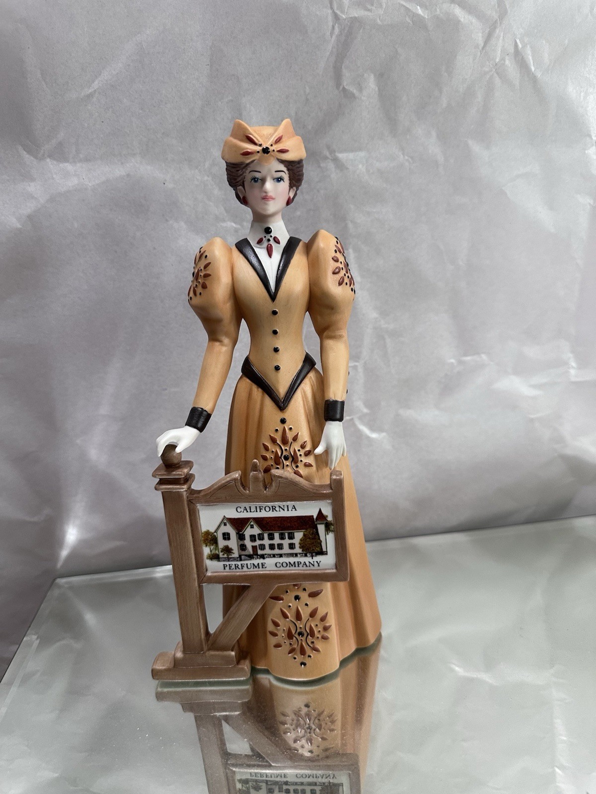 Avon Mrs. Albee 2013 President’s Club Award Figurine. Porcelain