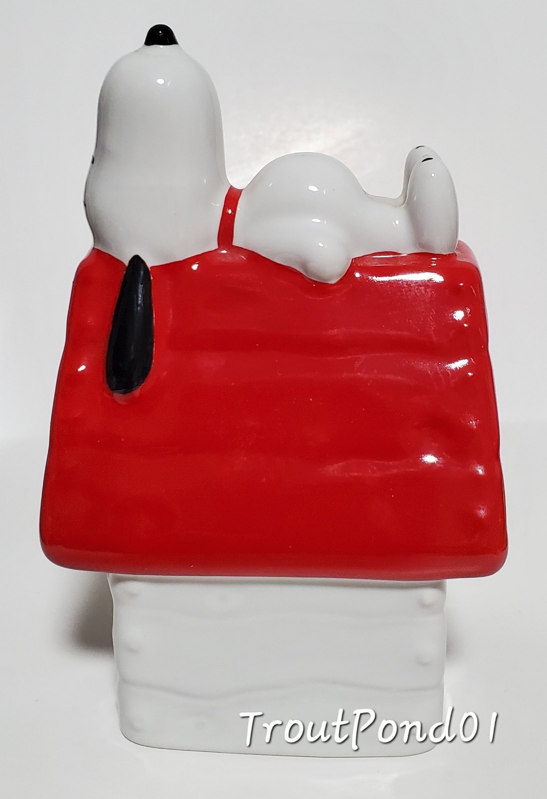 Wade Peanuts Snoopy on His Dog House 2001 Kennel Figurine Money Box Piggy Bank