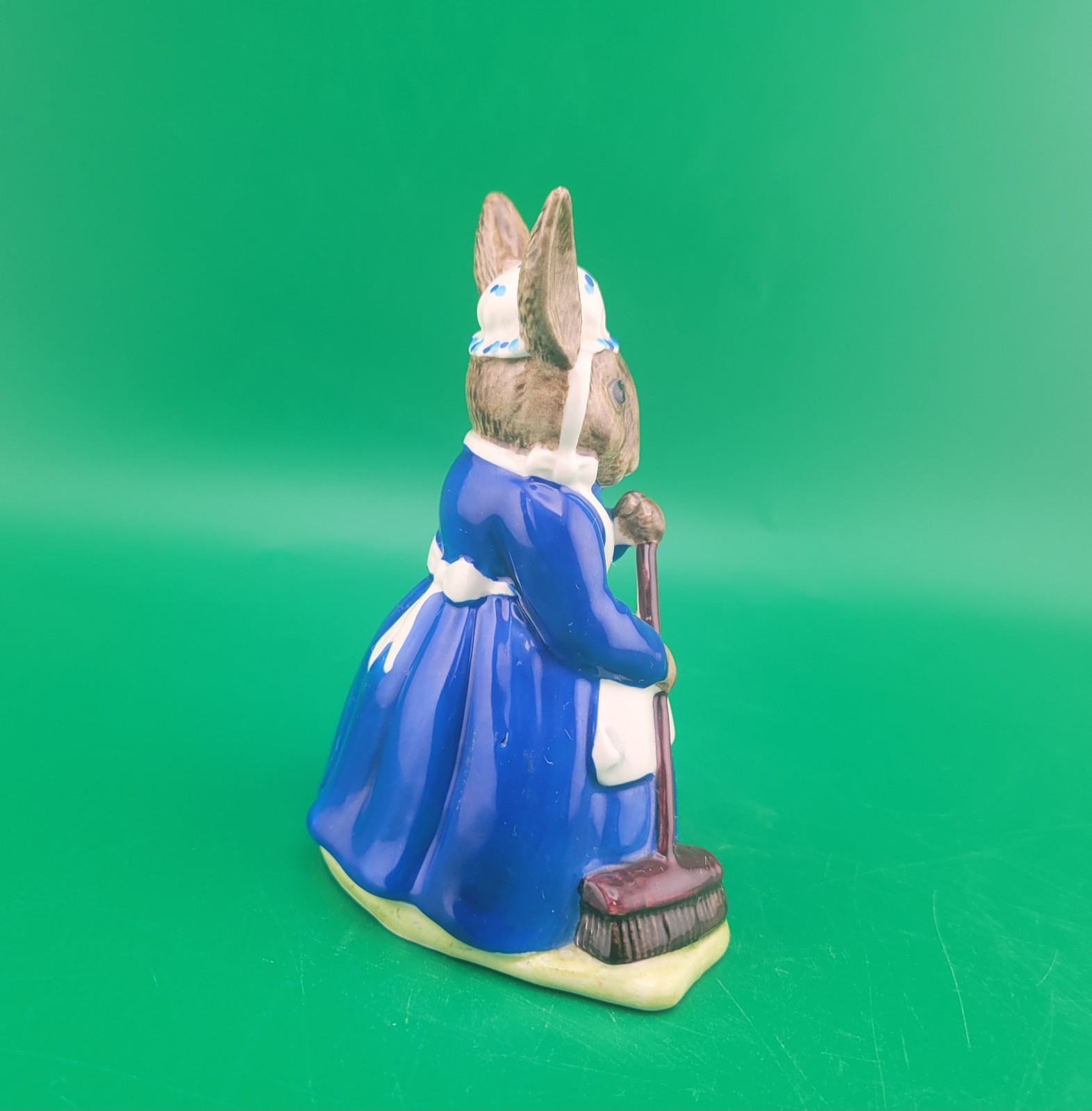 Vtg 1972 Royal Doulton Mrs. Bunnykins Clean Sweep Figurine DB6 England Unboxed