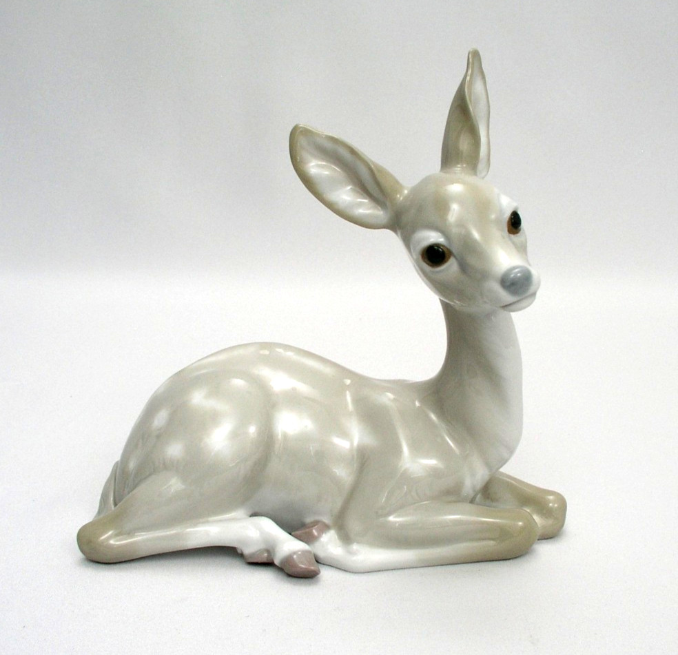 LLADRO FAWN DEER DOE FIGURINE SITTING – HAND MADE IN SPAIN – GLOSSY FINISH
