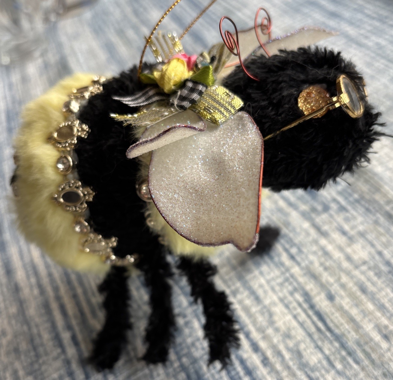 Mark Roberts Bumble Bee 51-23308 In Box W Gold Tone 13.5” Hanger
