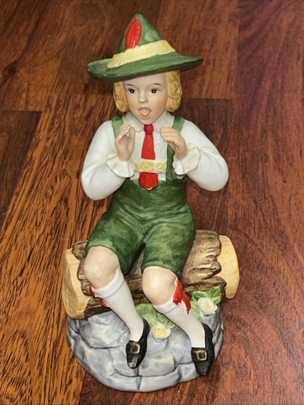 MANN VINTAGE 1981 Boy In Green And White Lederhosen MUSIC BOX CERAMIC. Tested
