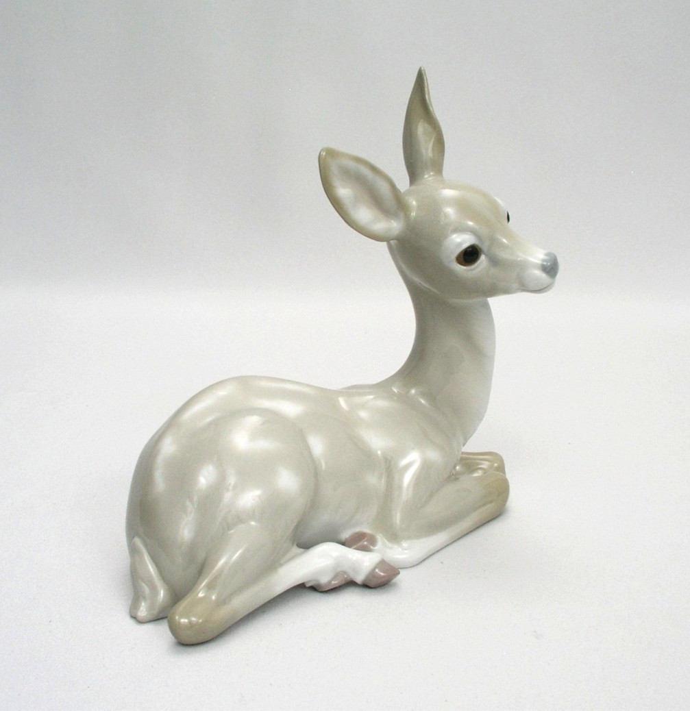LLADRO FAWN DEER DOE FIGURINE SITTING – HAND MADE IN SPAIN – GLOSSY FINISH