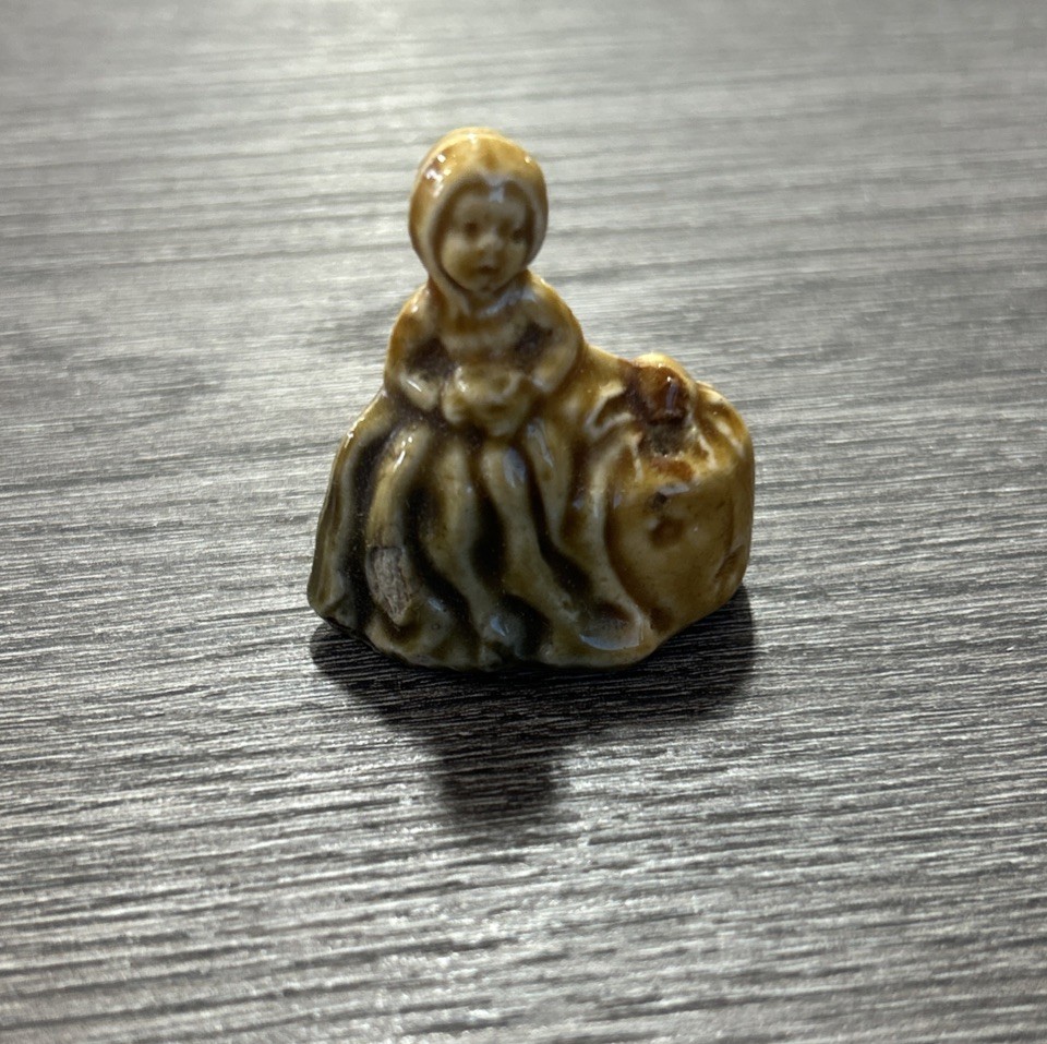 Wade Whimsies Nursery Rhyme Collection Little Miss Muffett 1.75 In. Mini Inv 1M