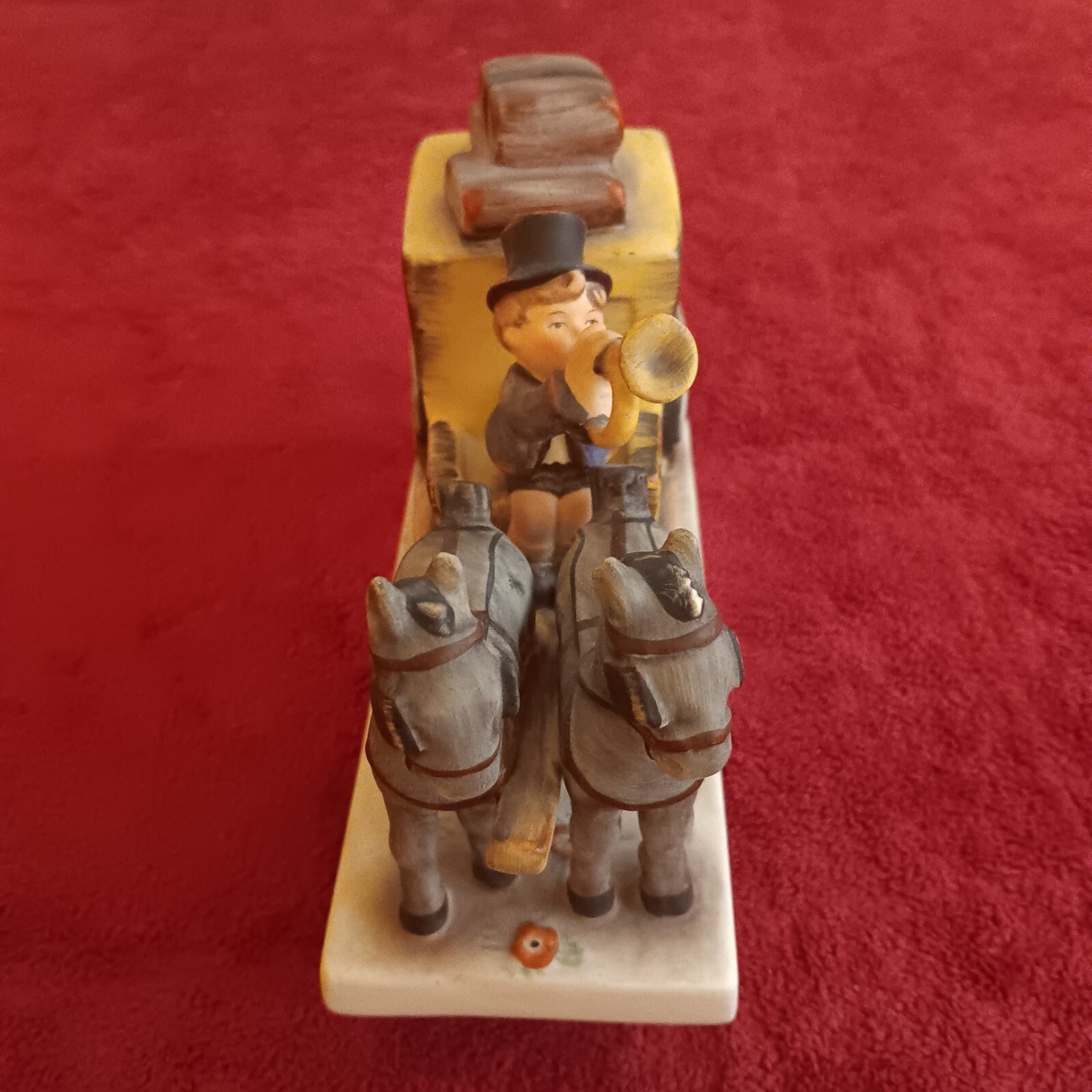 The Mail Is Here 226 Stagecoach Figurine Goebel FULL BEE TMK-2 1950-1959