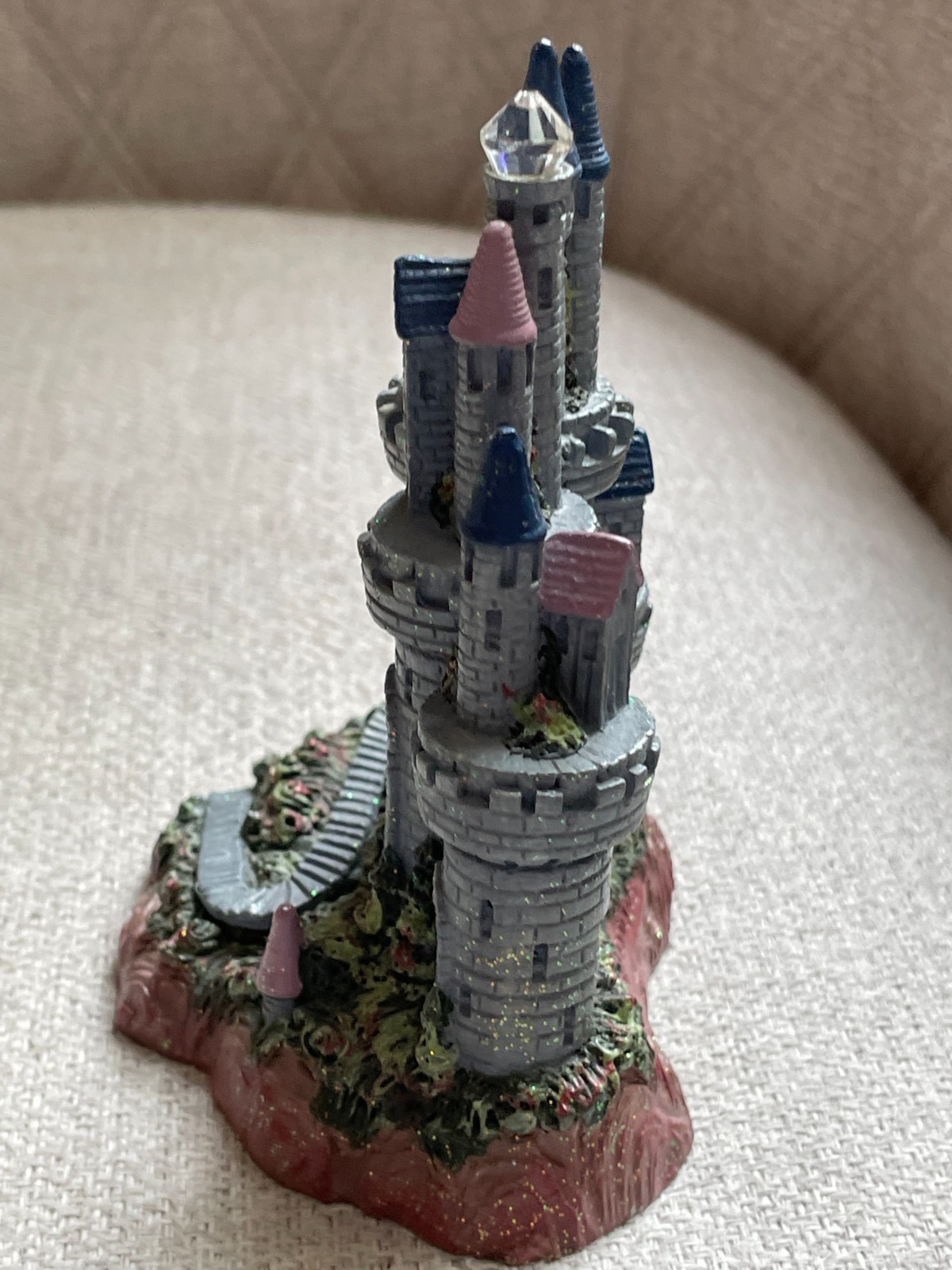 LOT 2 VINTAGE SPOONTIQUES RESIN & CRYSTAL MEDIEVAL CASTLES FIGURE LARGER SIZE JM
