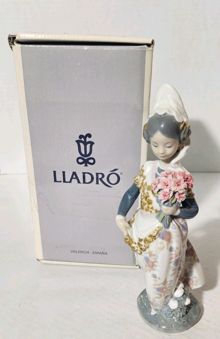 Lladro – Valencian Girl With Flowers. #1304 . With Original Box