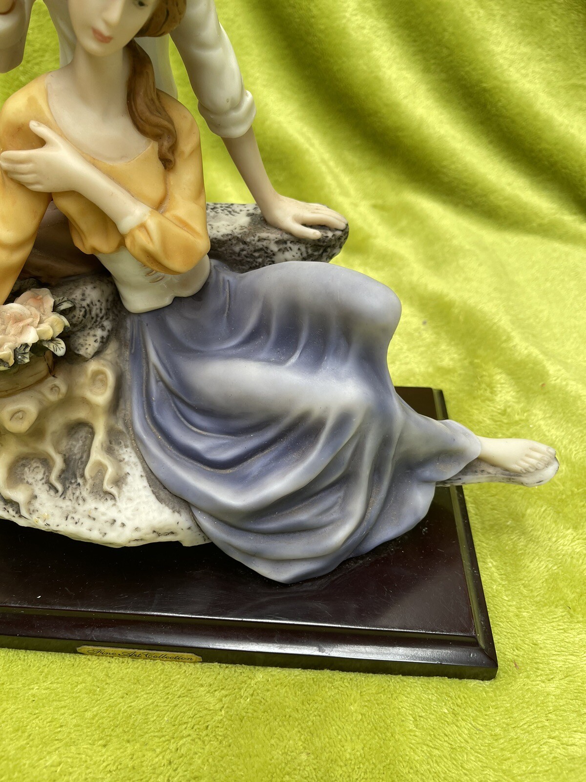 Fine Art Collection 32cm Man Woman Sitting On Rock Putting Flower In Hair Statue