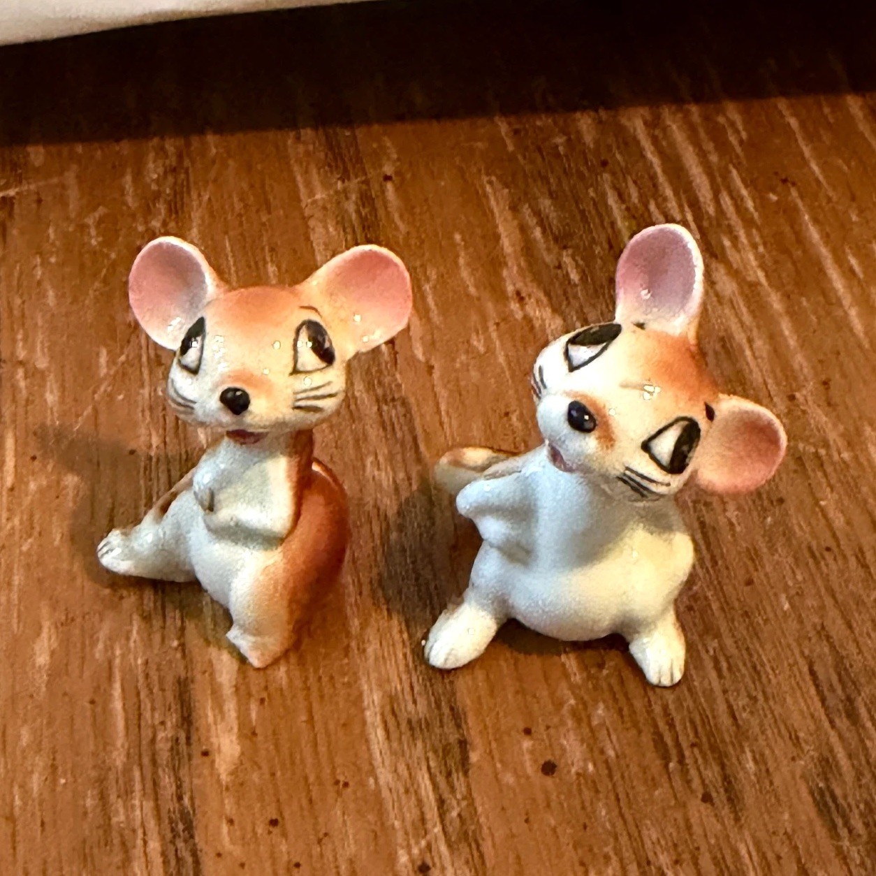 Vintage Miniature Ceramic Mouse Figurines Pair Hand Painted Unmarked 1.25″