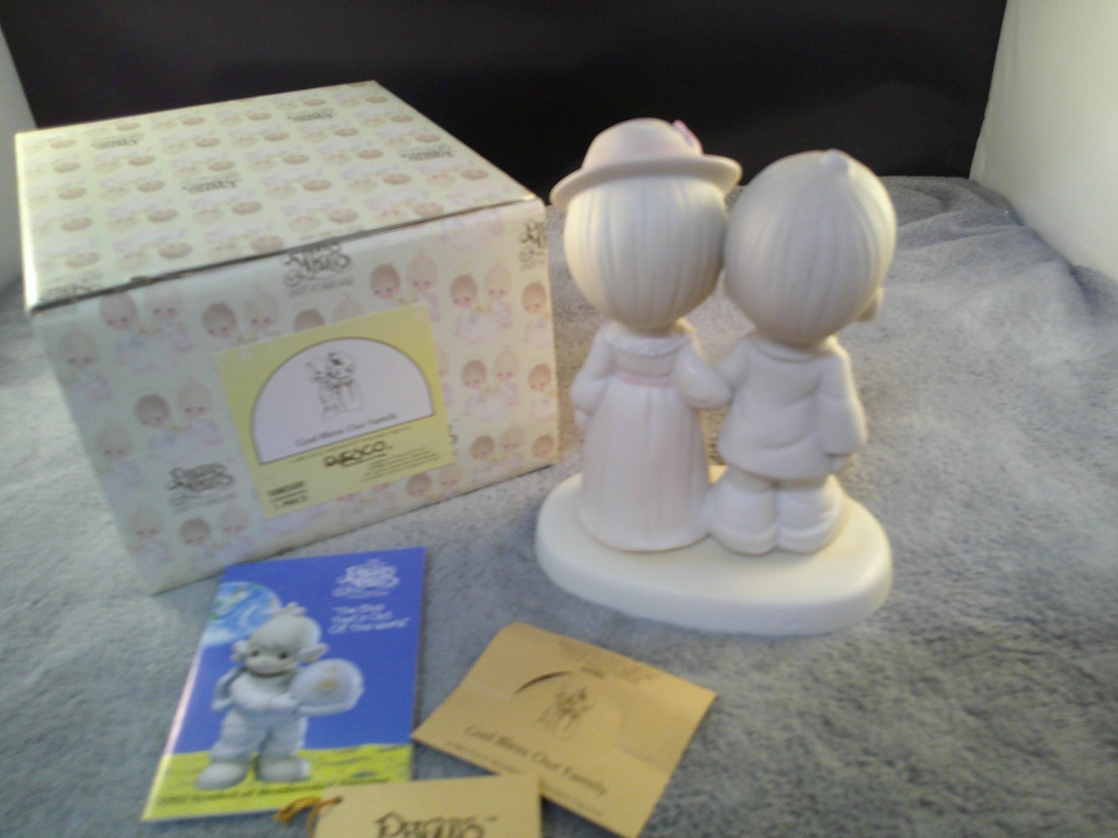 PRECIOUS MOMENTS 1986 “GOD BLESS OUR FAMILY” FIGURINE #100501 – G Clef Sym