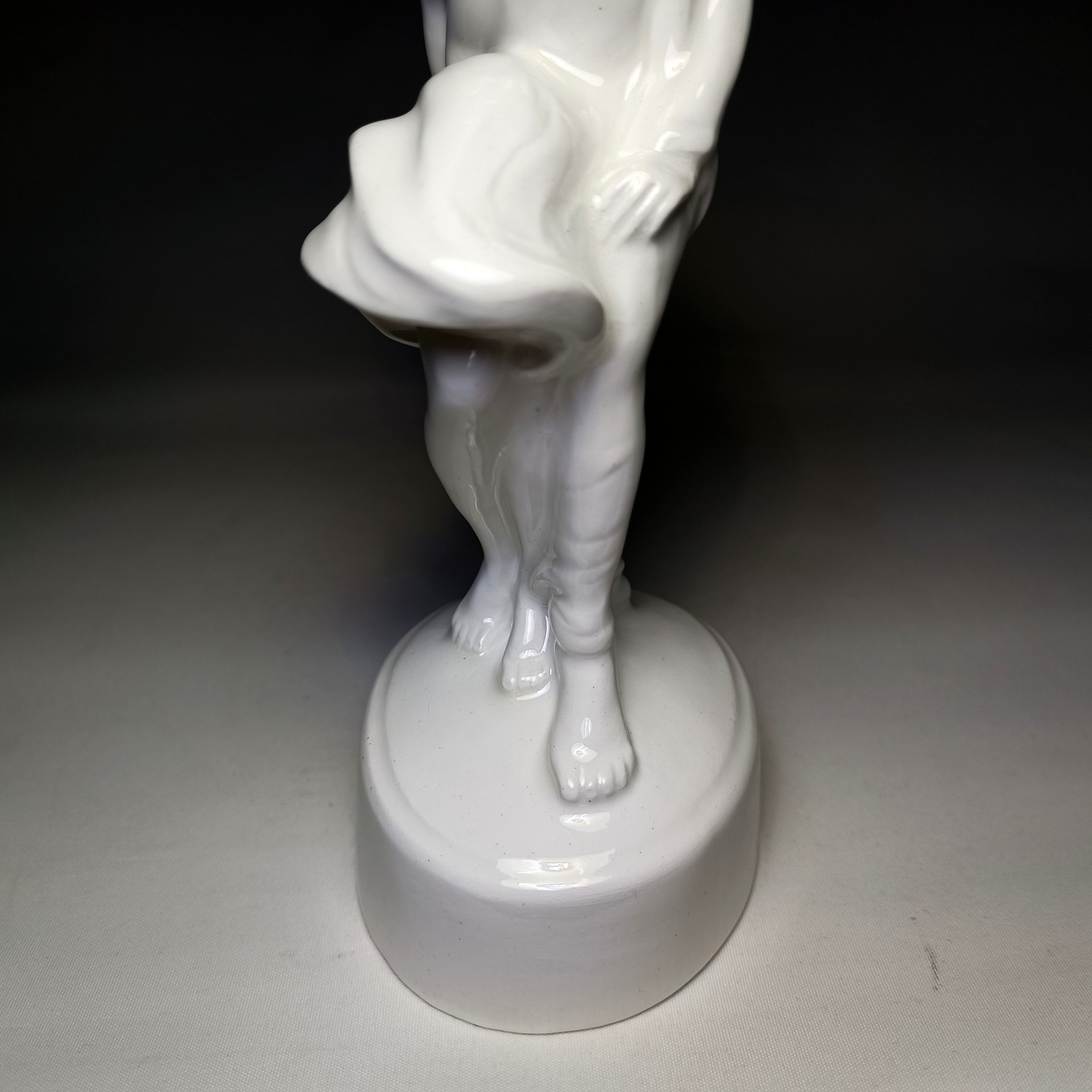 Art deco sculpture – Kissing couple in love – 21.5 cm – Porcelain