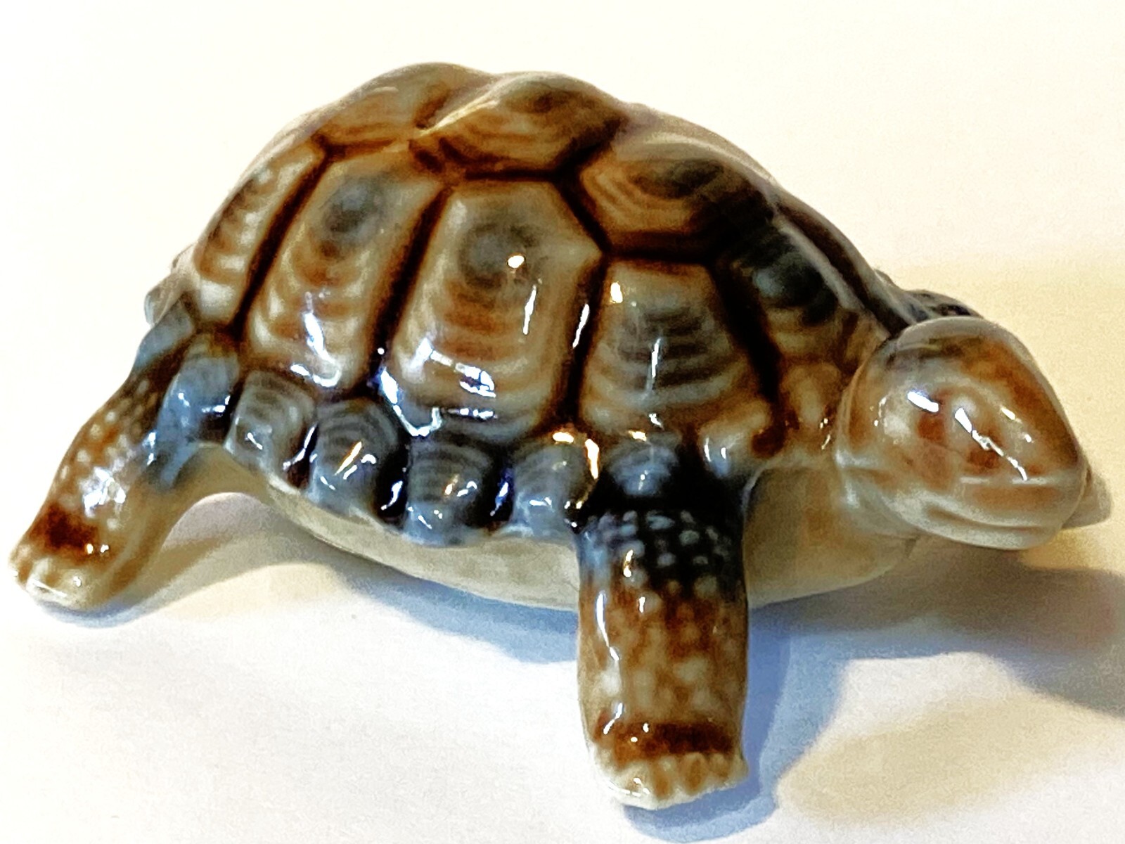Wade Porcelain Turtle Made in England 3″ x 2″ x 1.25″ Brown & Blue