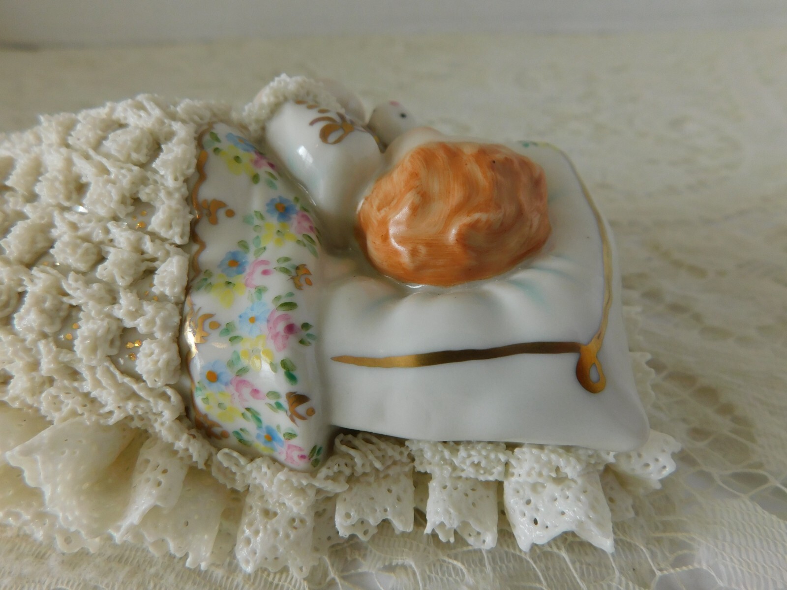MULLER VOLKSTEDT IRISH DRESDEN FIGURE PORCELAIN LACE BABY CUDDLING BUNNY – MINT