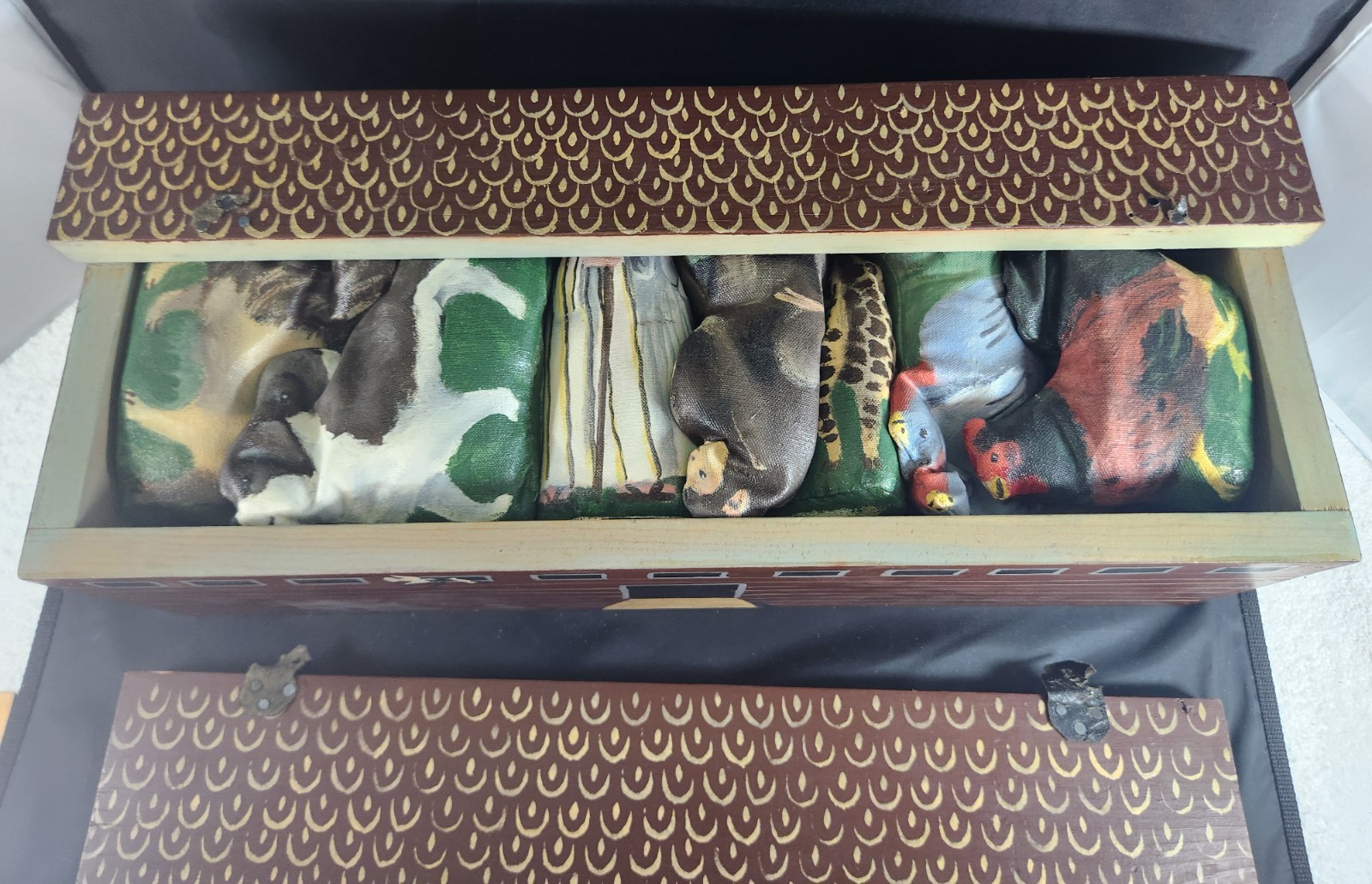 Folk Art Noah’ Ark Handmade Oil Cloth Animals w/ Painted ‘Ark’ Storage Box DS29