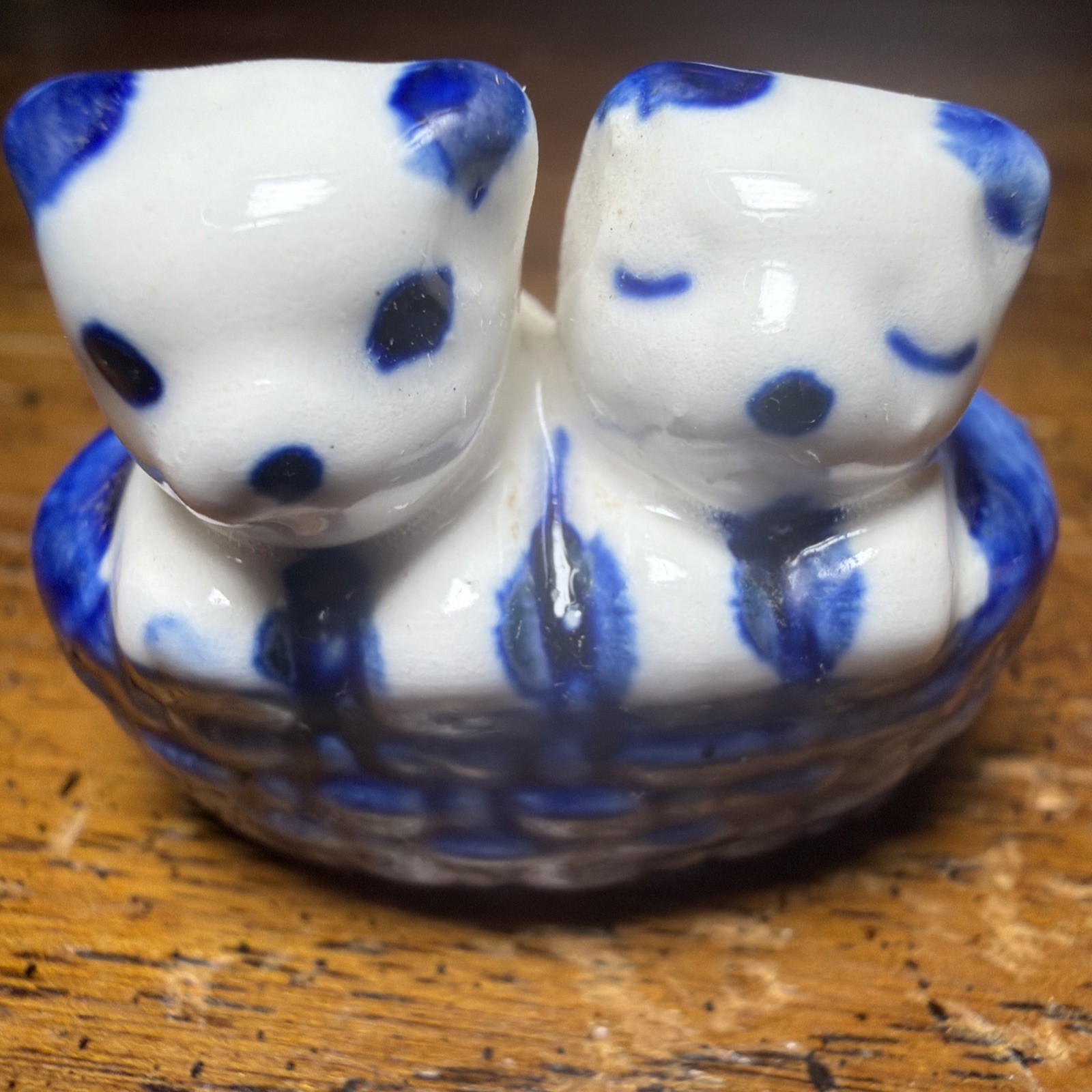 VTG Delft Style Blue White Miniature Kittens in Basket 1.5″ Thailand Porcelain