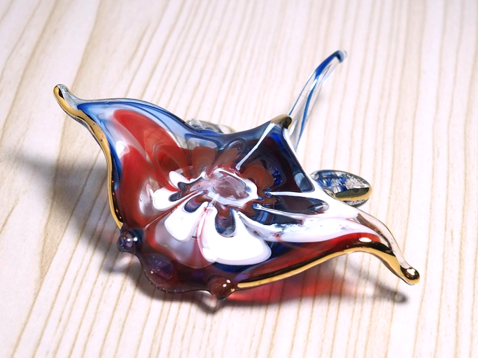 Blue Maroon Stingray figurine hand blown glass gold trim 3.25 in Gift aquarium