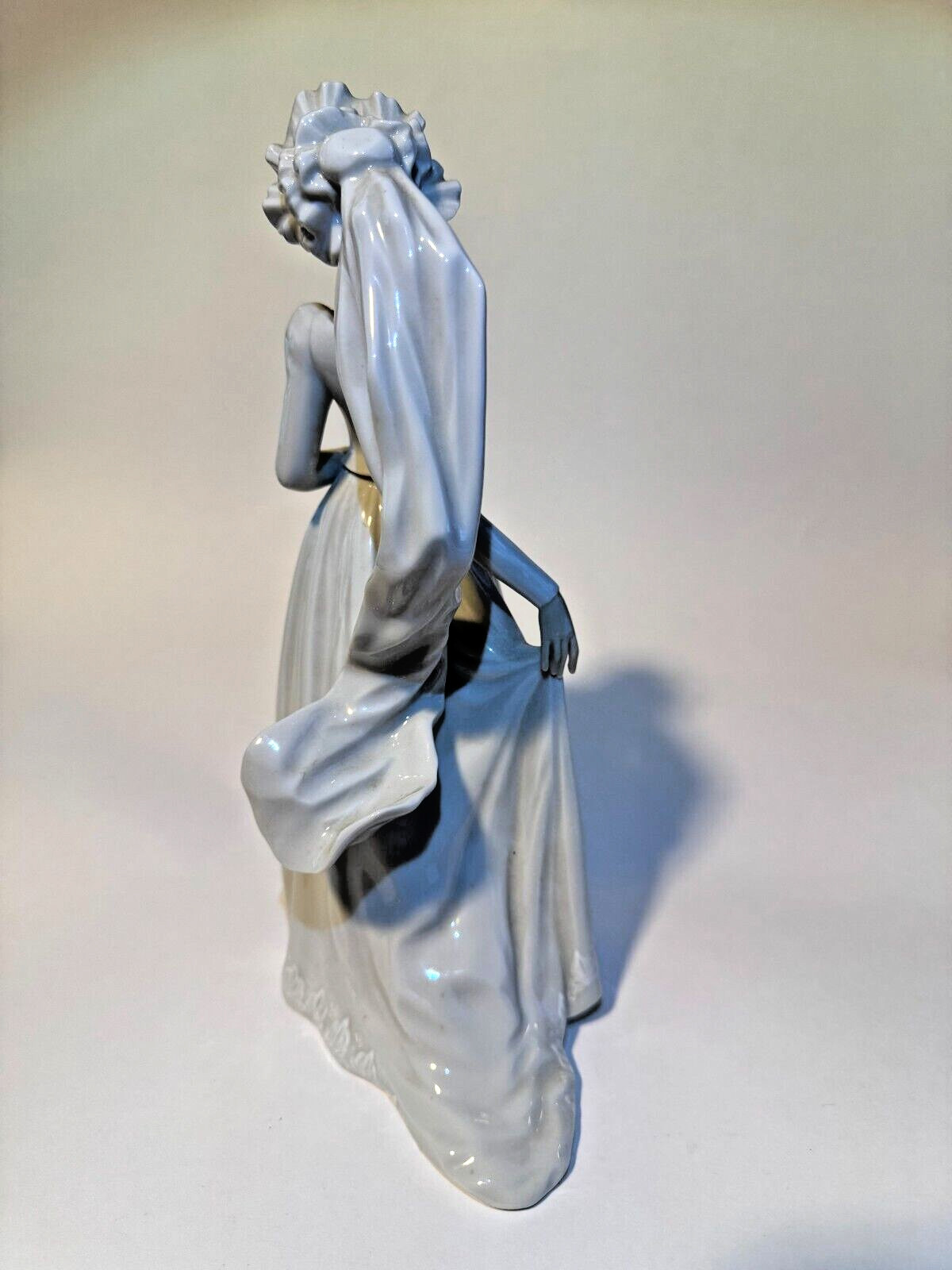Lladro Down the Aisle #5903 Porcelain Figurine 10-1/2 in x 5-1/2 in x 4-1/2 in