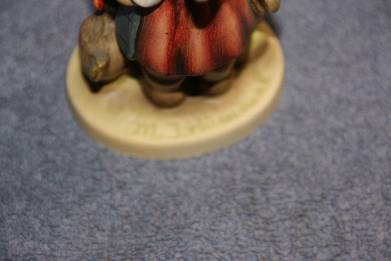 🐝 Goebel 199/0 FEEDING TIME figurine 1948 Girl feeding Chickens