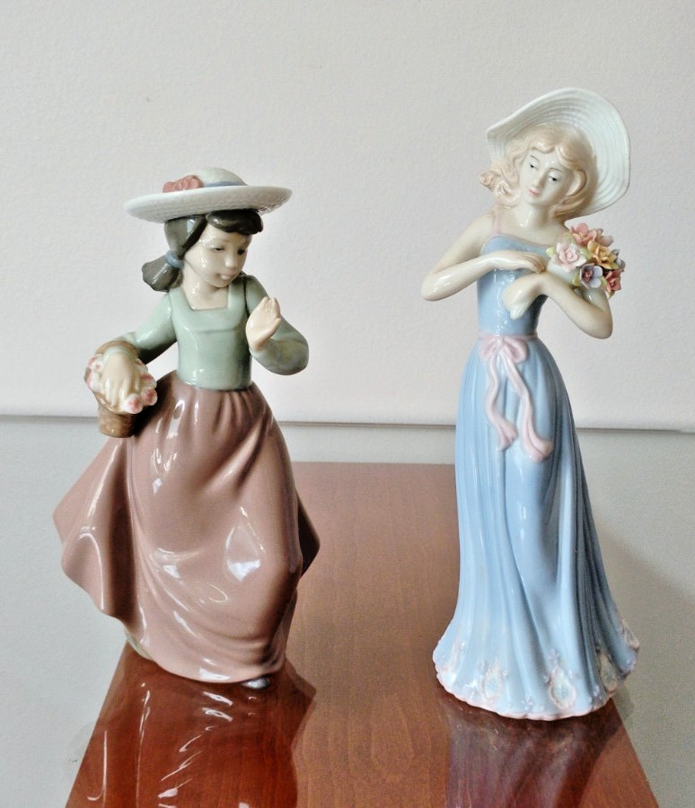 Nao by Lladro Porcelain Figurine “Out for a Stroll” Girl Flowers 1988 Spain-EXC!