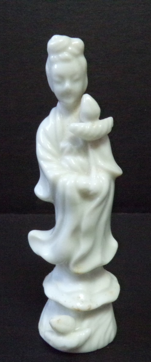 VINTAGE WHITE PORCELAIN MINIATURE ASIAN WOMAN FIGURINE 3-1/4 INCH TALL
