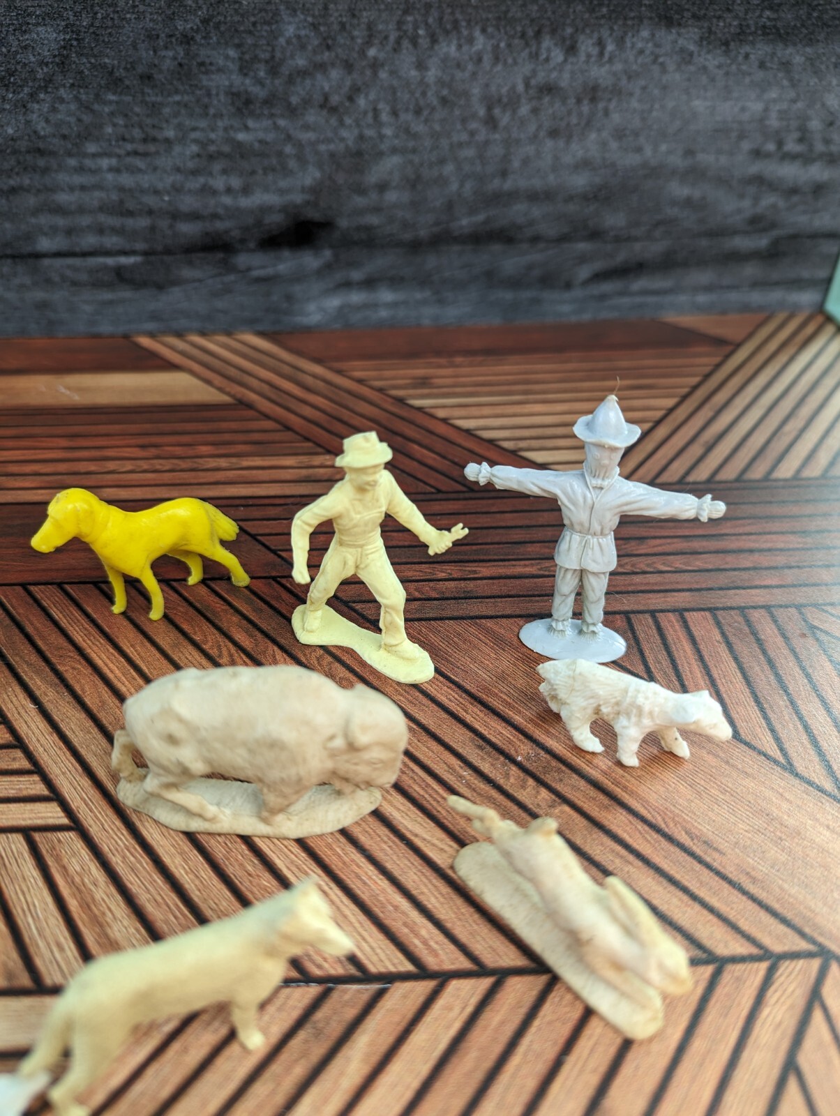 20 Piece Vtg Plastic Figurines Animals, Farmer Mixed Brands (Marx, Britains)