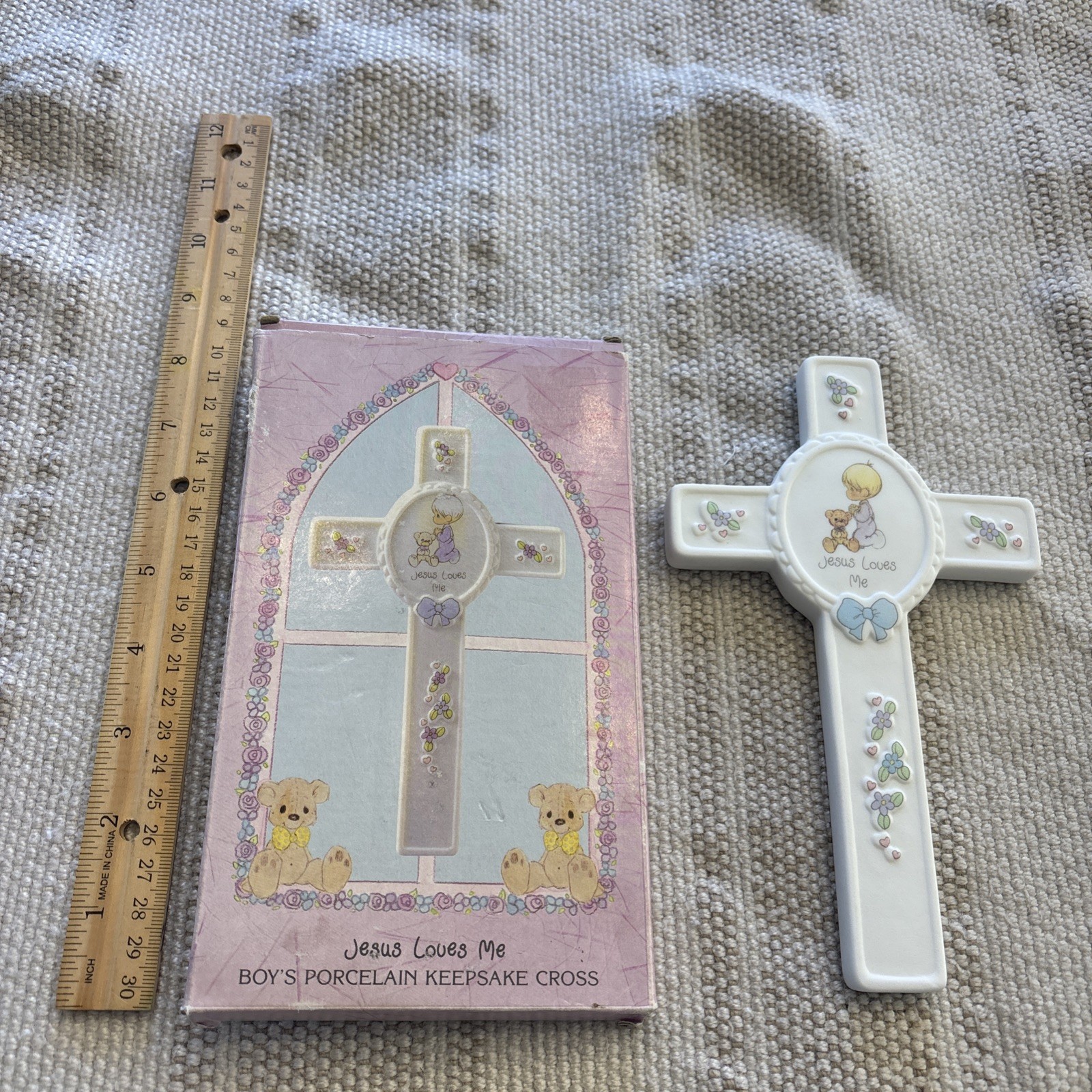 Vintage Precious Moments Jesus Loves Me Porcelain 8″ Cross Wall Hanging boy box